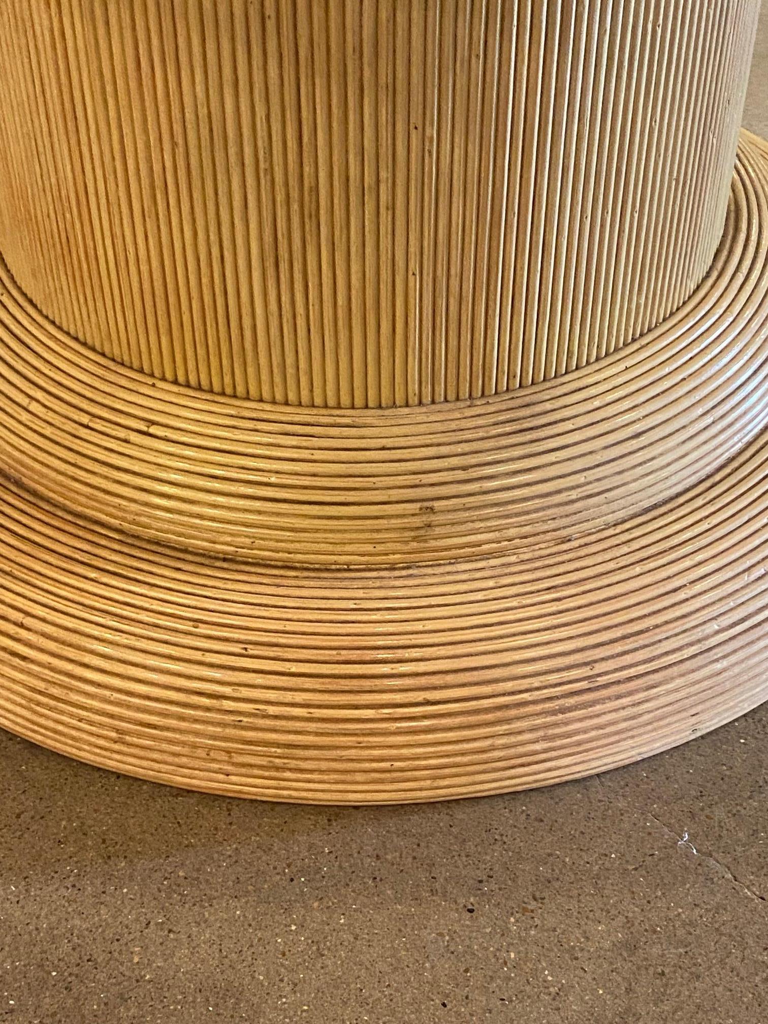 Rattan Tavolo da pranzo rotondo in travertino e rattan, Italia, anni '70 in vendita