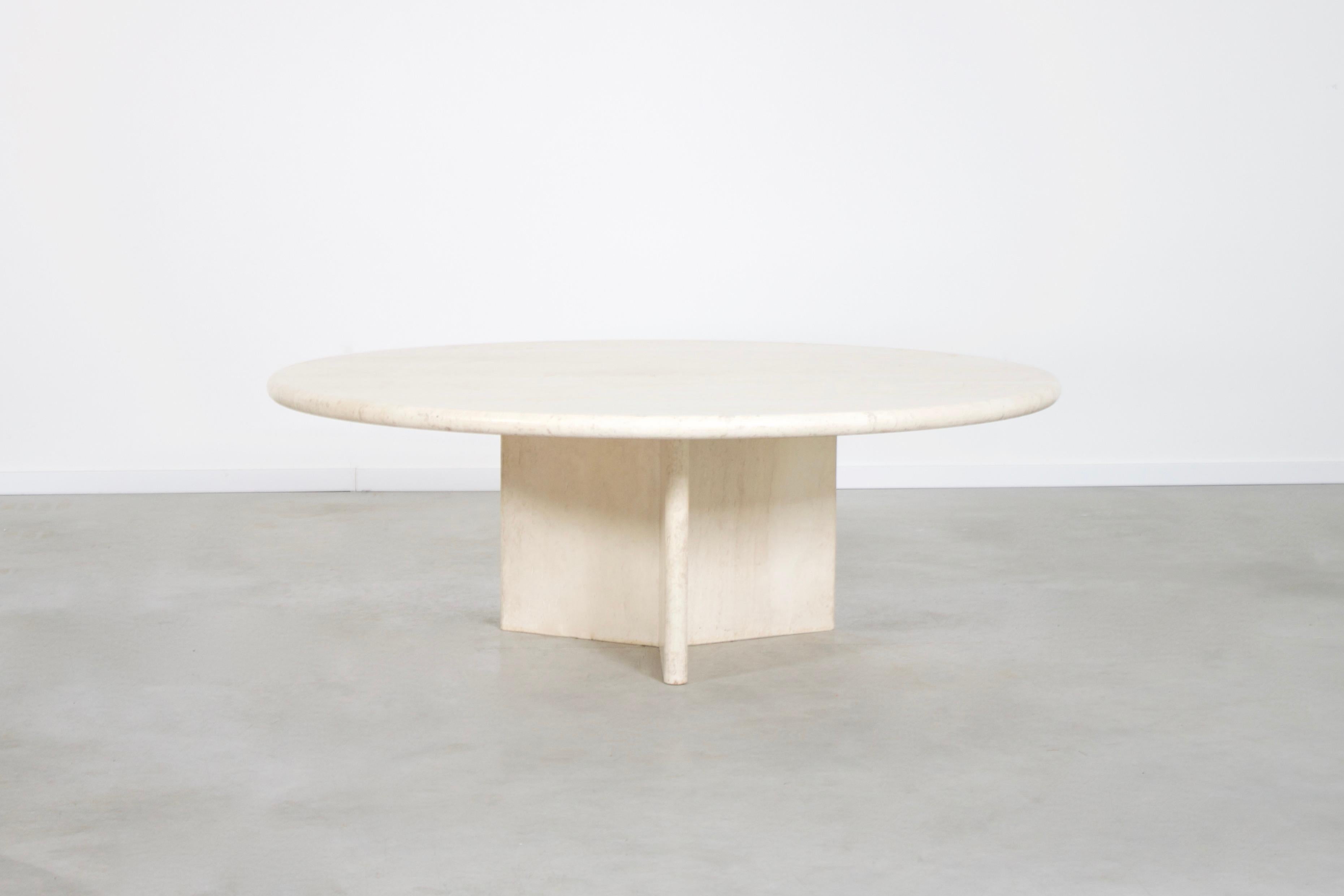 Round travertine coffee table in very good condition. 

The table has a round travertine top. 

The base is formed of three slabs of travertine, which combine into a triangle or star shape. 

The travertine surface is absolutely breathtaking and