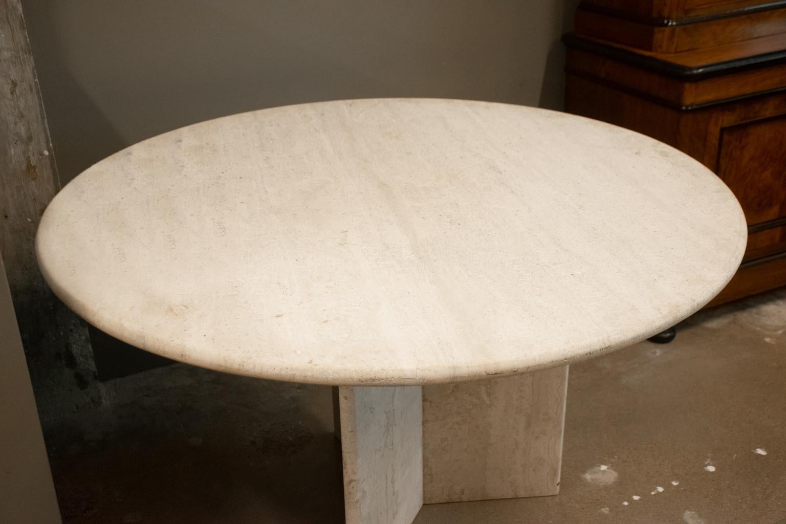 Round Travertine Dining Table, 1970s In Good Condition In Austin, TX