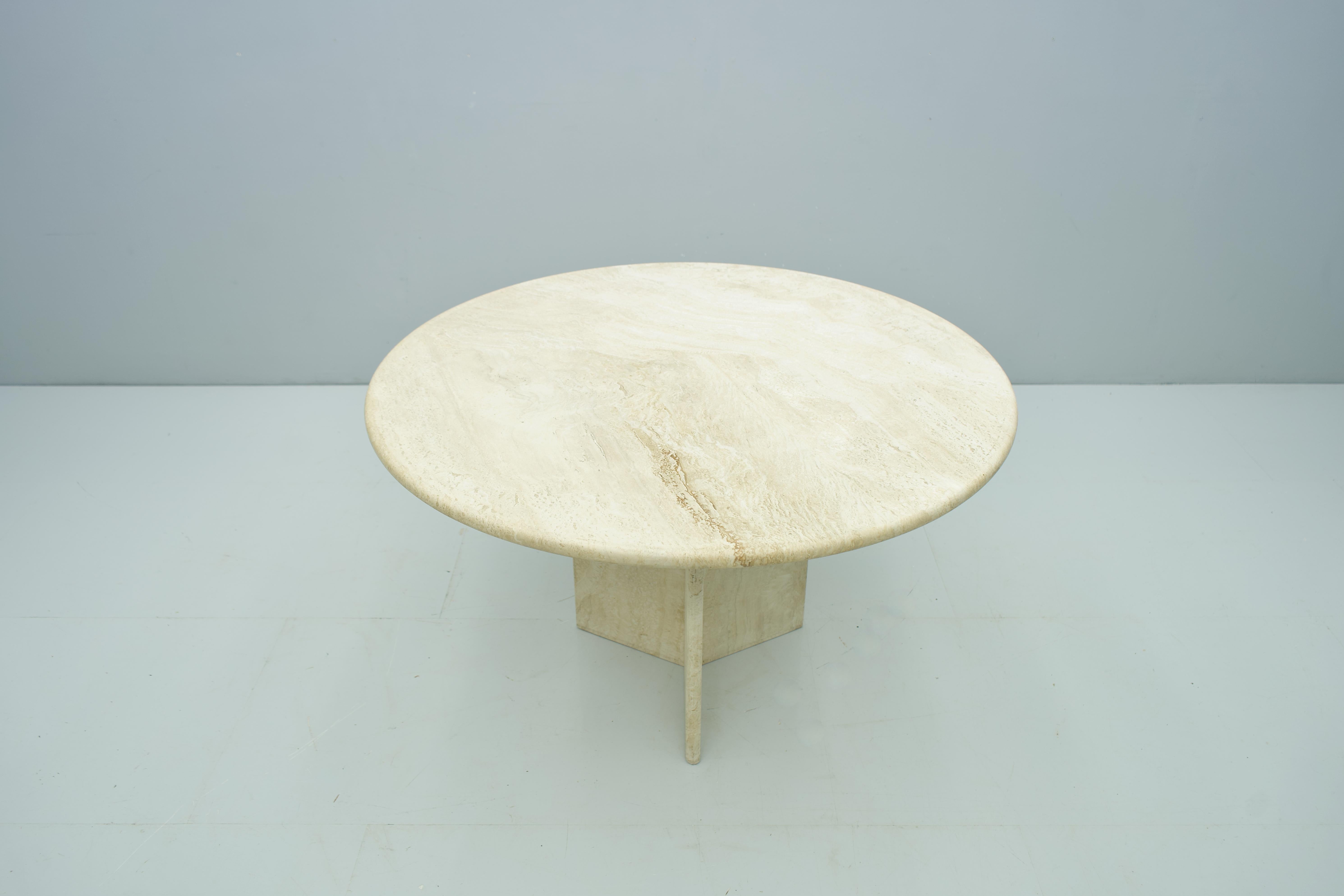 Round dining table in travertine, Italy late 1970s with a beautiful grain.
Measures: Diameter 120 cm, height 73 cm.
Very good condition.