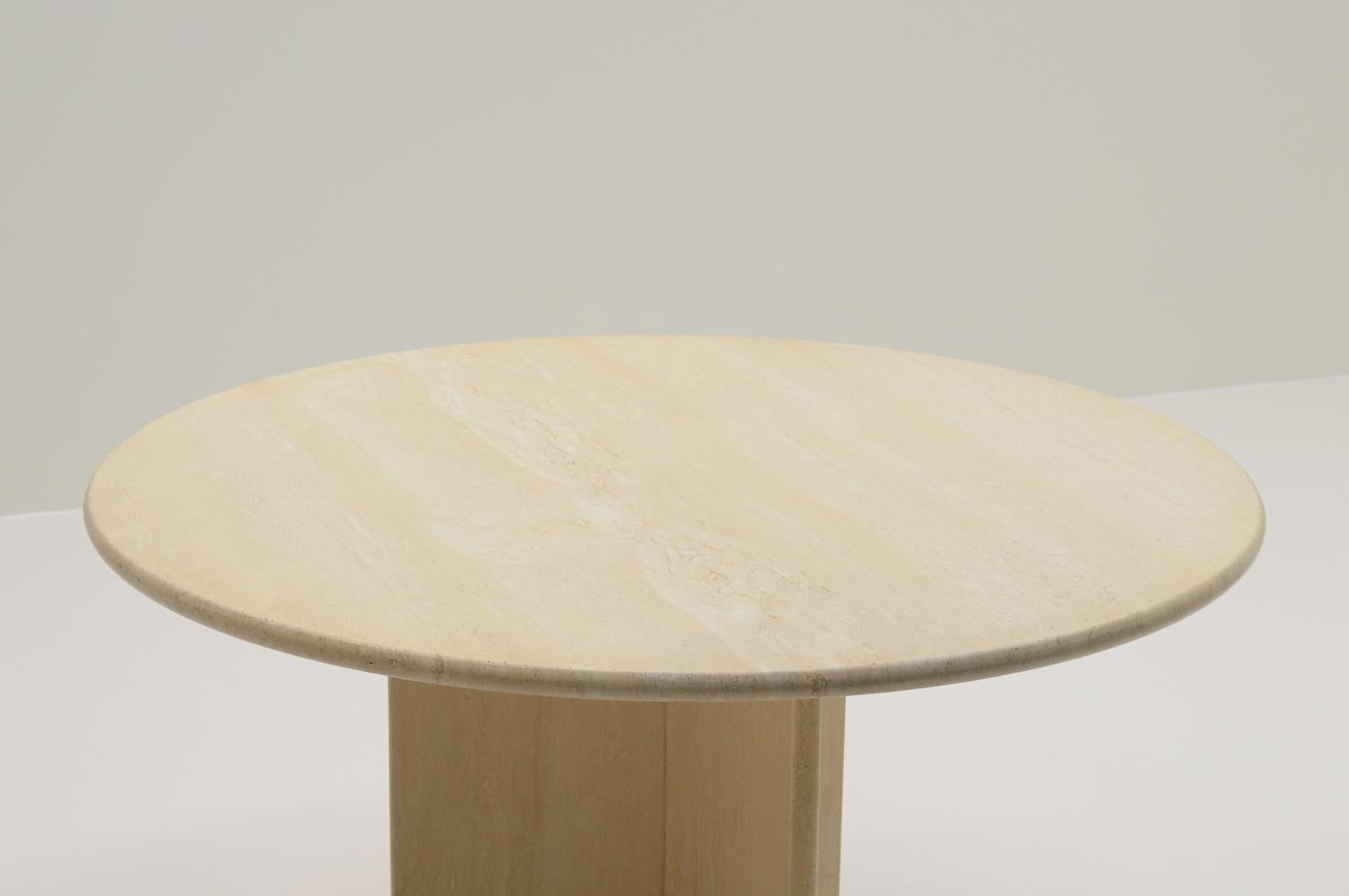 Round Travertine Dining Table Made in Italy, 1970s In Good Condition For Sale In Landgraaf, NL