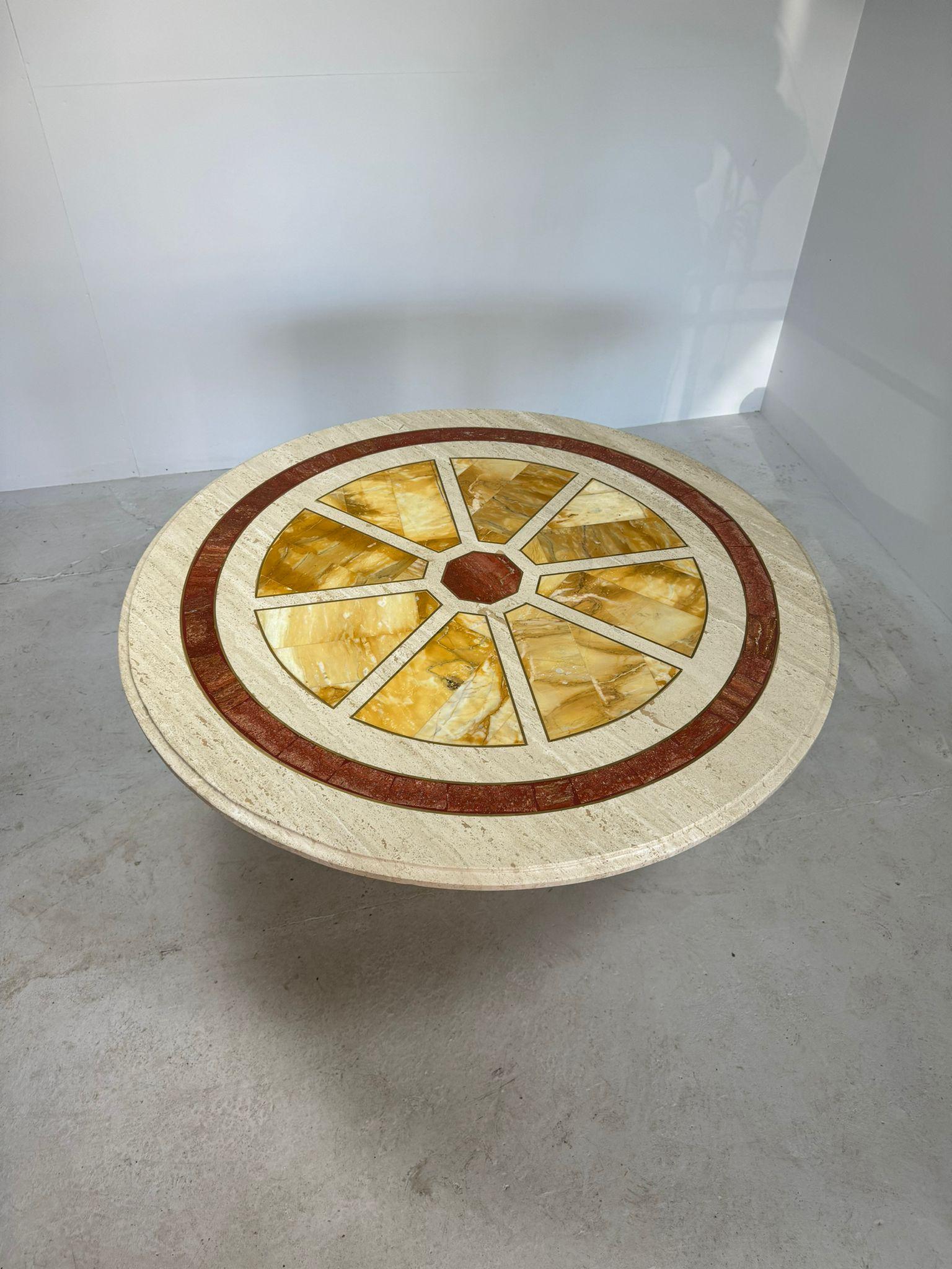 Round travertine diningtable with yellow marble and brass inlay In Excellent Condition For Sale In Sint-Niklaas, VOV