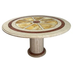 Table ronde en travertin avec incrustation de marbre jaune et de laiton