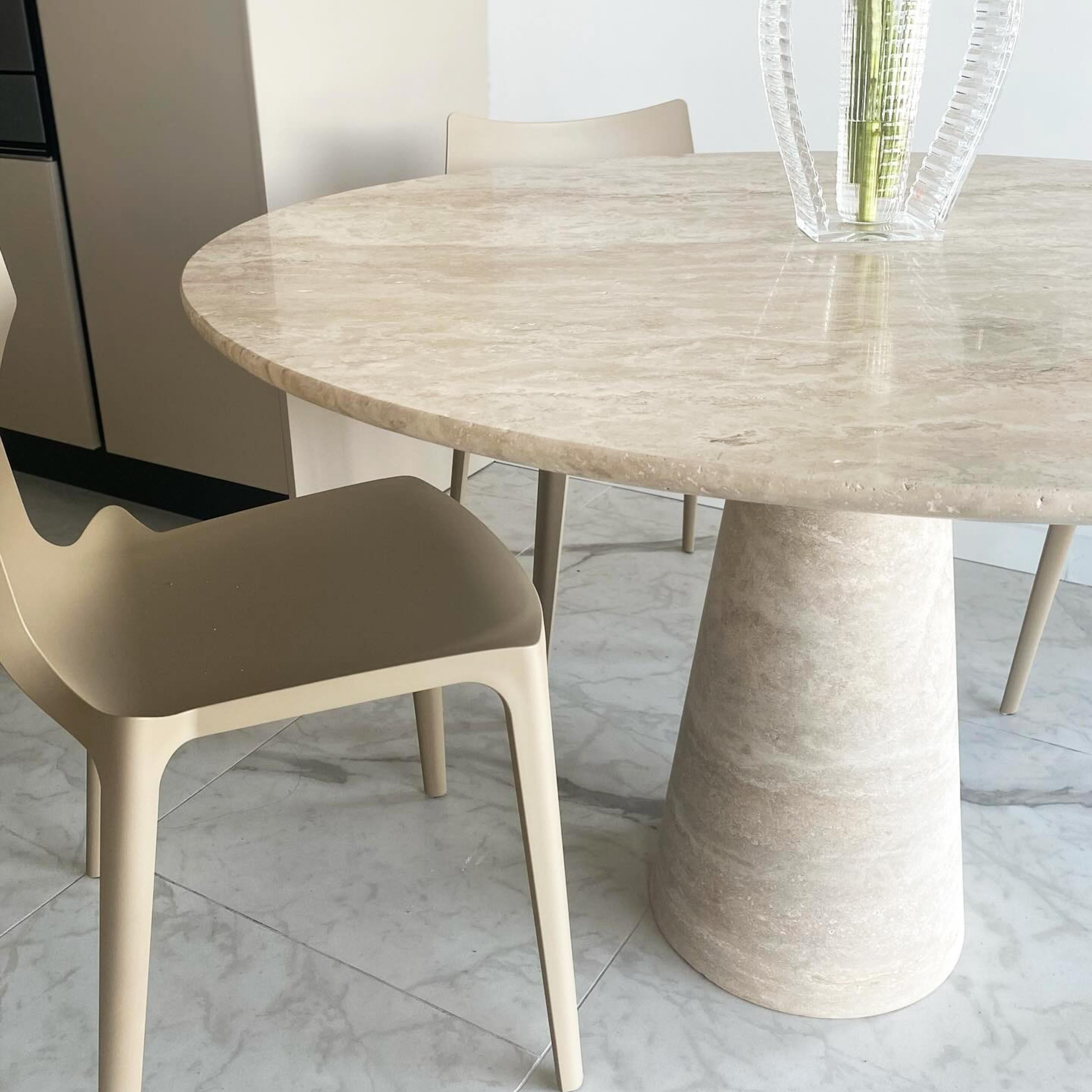 TABLE À MANGER EN TRAVERTIN / TABLE À MANGER EN MARBRE

Type de marbre : Travertin
Dimensions : 51 pouces (130 cm)
Modèle de jambe : Travertin
Personnalisable : Disponible !
Temps de production : 3-4 semaines
Frais d'expédition : Gratuit !
Méthode