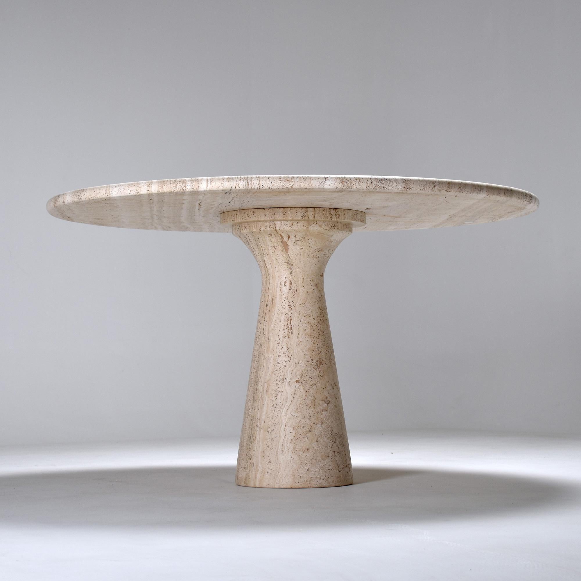 Elegant round dining table in travertine.
The top, presenting a nice grain, rests on a gently curved foot.
The condition is pristine, the top has just been professionally repolished.
In all, we have a sensation of lightness, although the st is