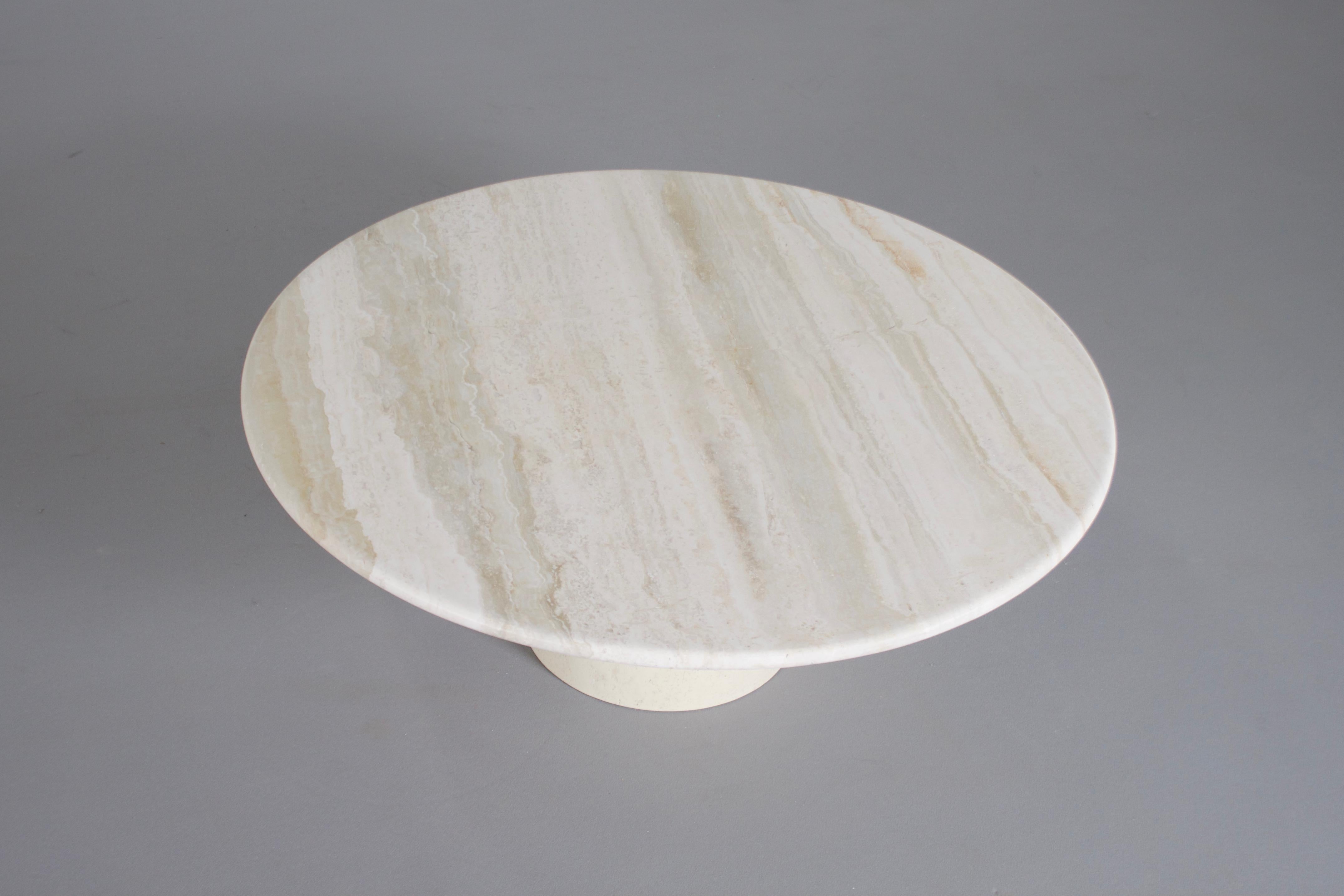 Round travertine coffee table in very good condition. 

Manufactured by Up&Up Italy in the 1970s 

The table has a round travertine top. 

The base of the table is round and also made of solid travertine.

The travertine surface is absolutely