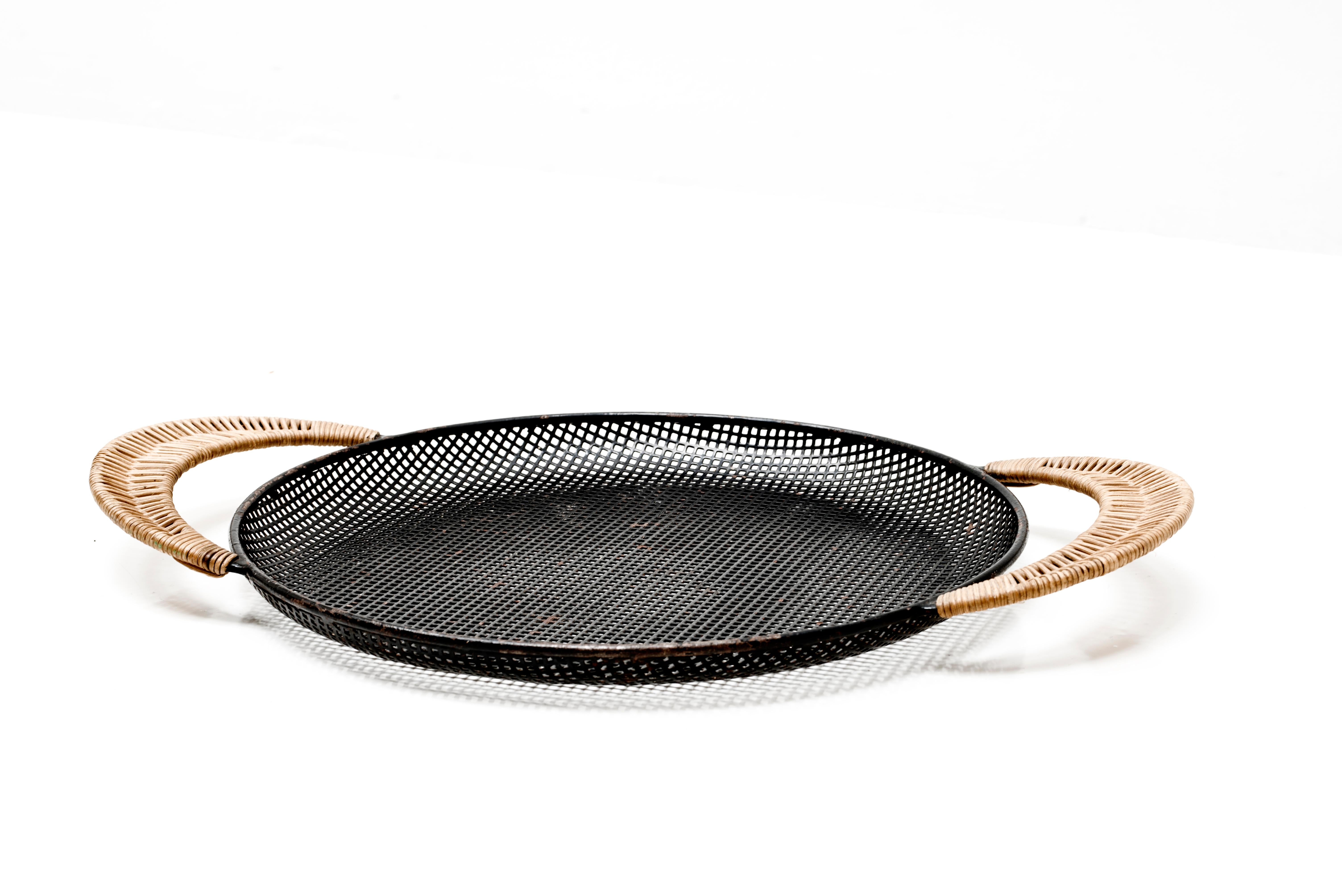 Round tray in black lacquered perforated metal and rattan.
Designed by Mathieu Matégot and manufactured in Ateliers Matégot,
circa 1950, France.