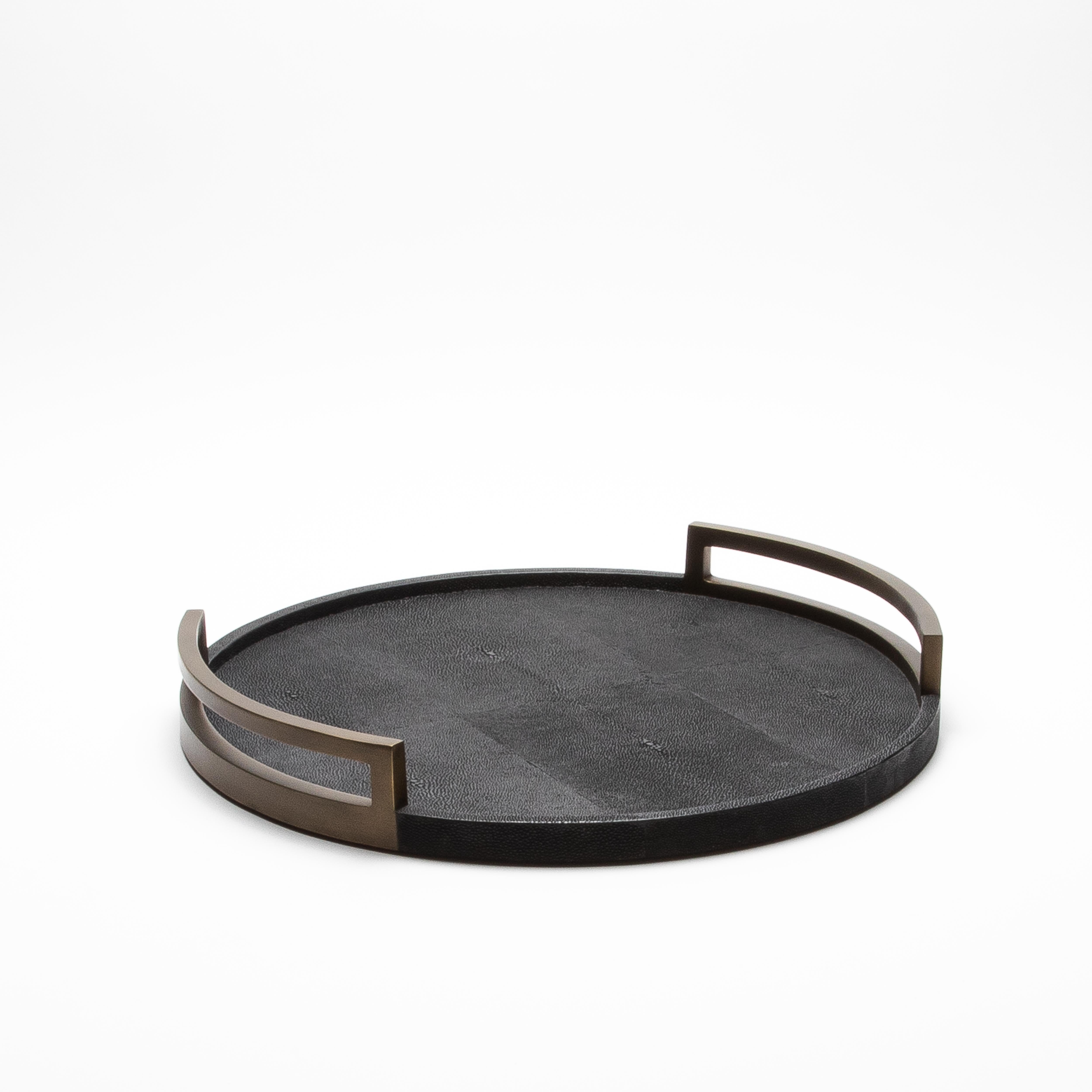 Art déco Plateau rond en galuchat noir avec laiton patiné bronze par R&Y Augousti en vente