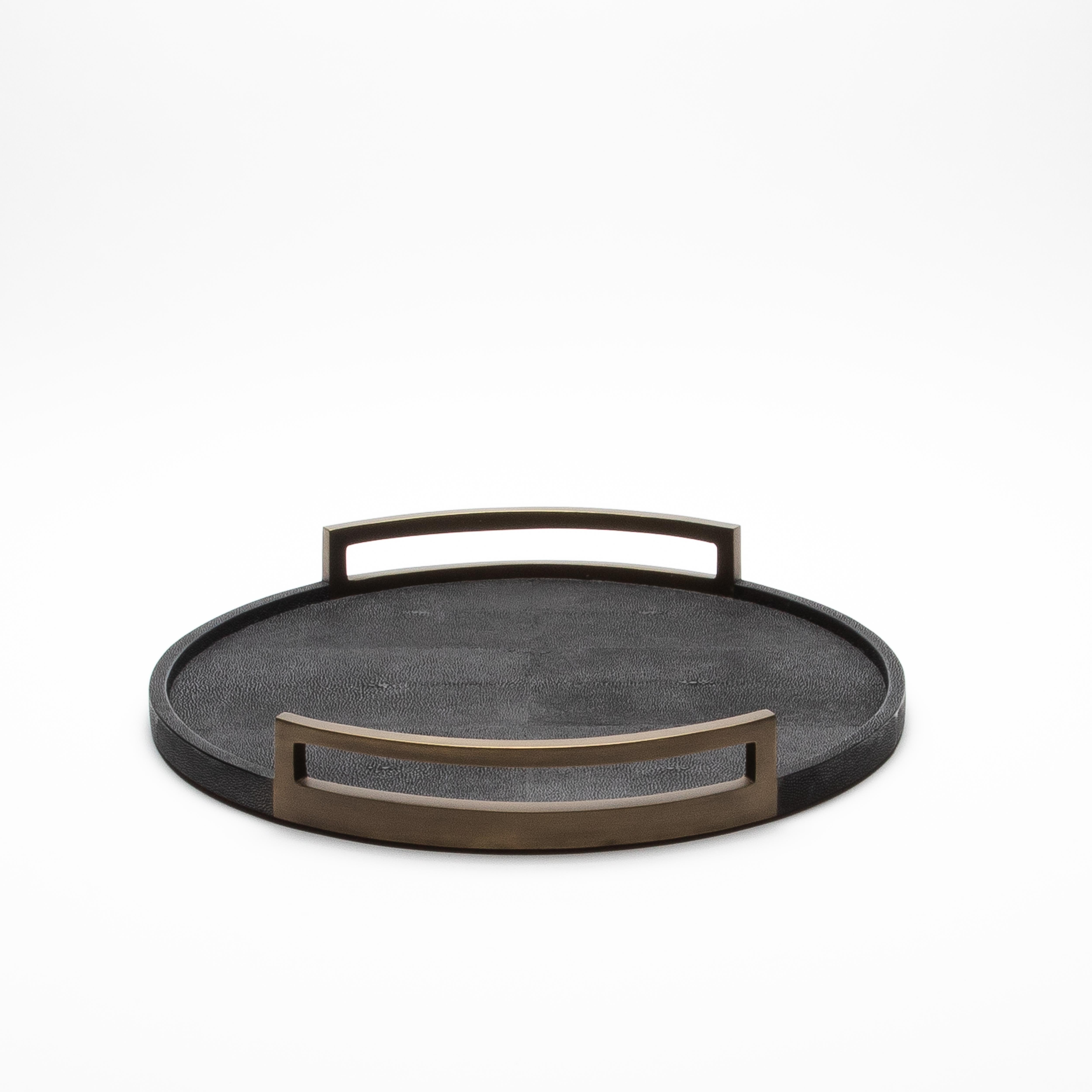 Philippin Plateau rond en galuchat noir avec laiton patiné bronze par R&Y Augousti en vente