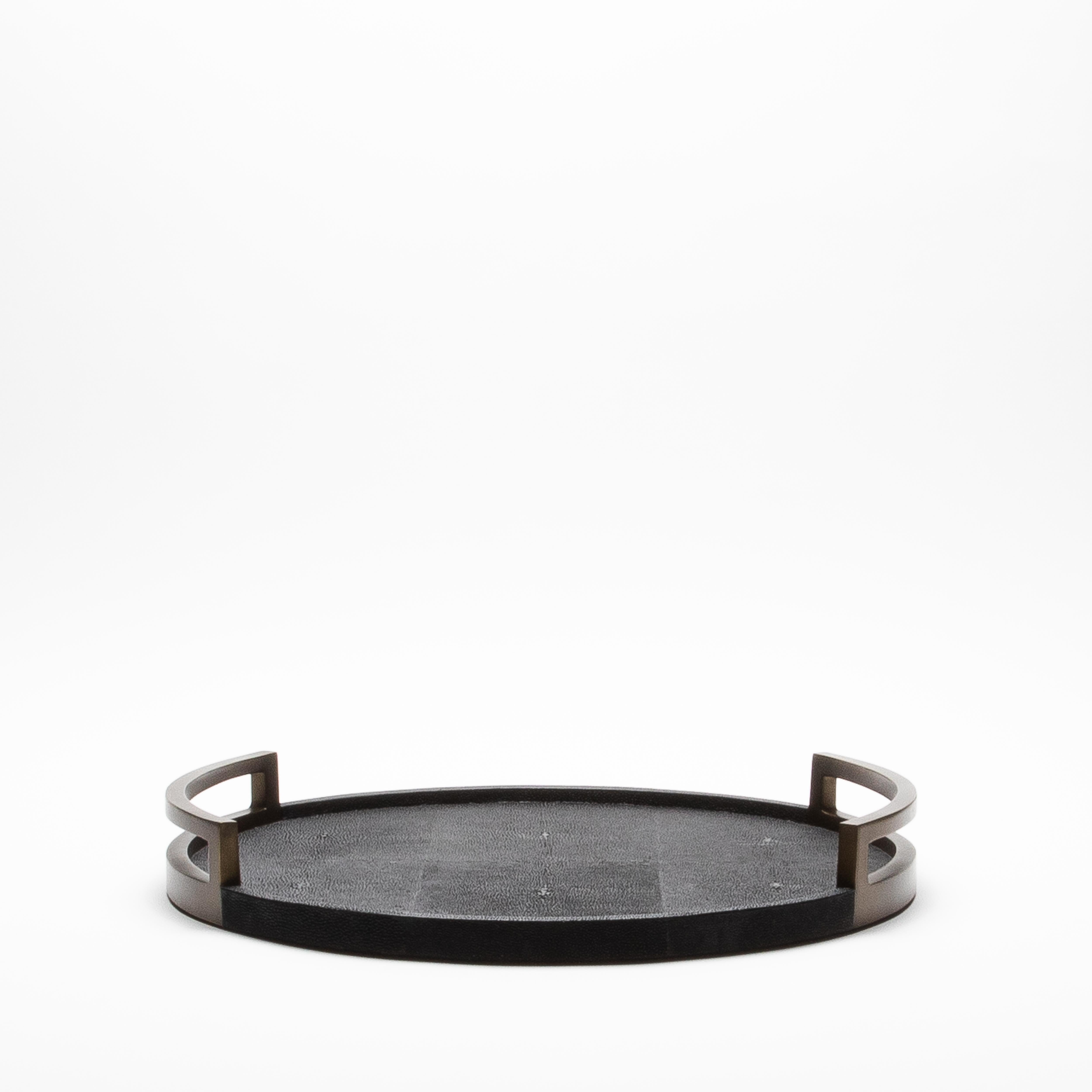 Fait main Plateau rond en galuchat noir avec laiton patiné bronze par R&Y Augousti en vente