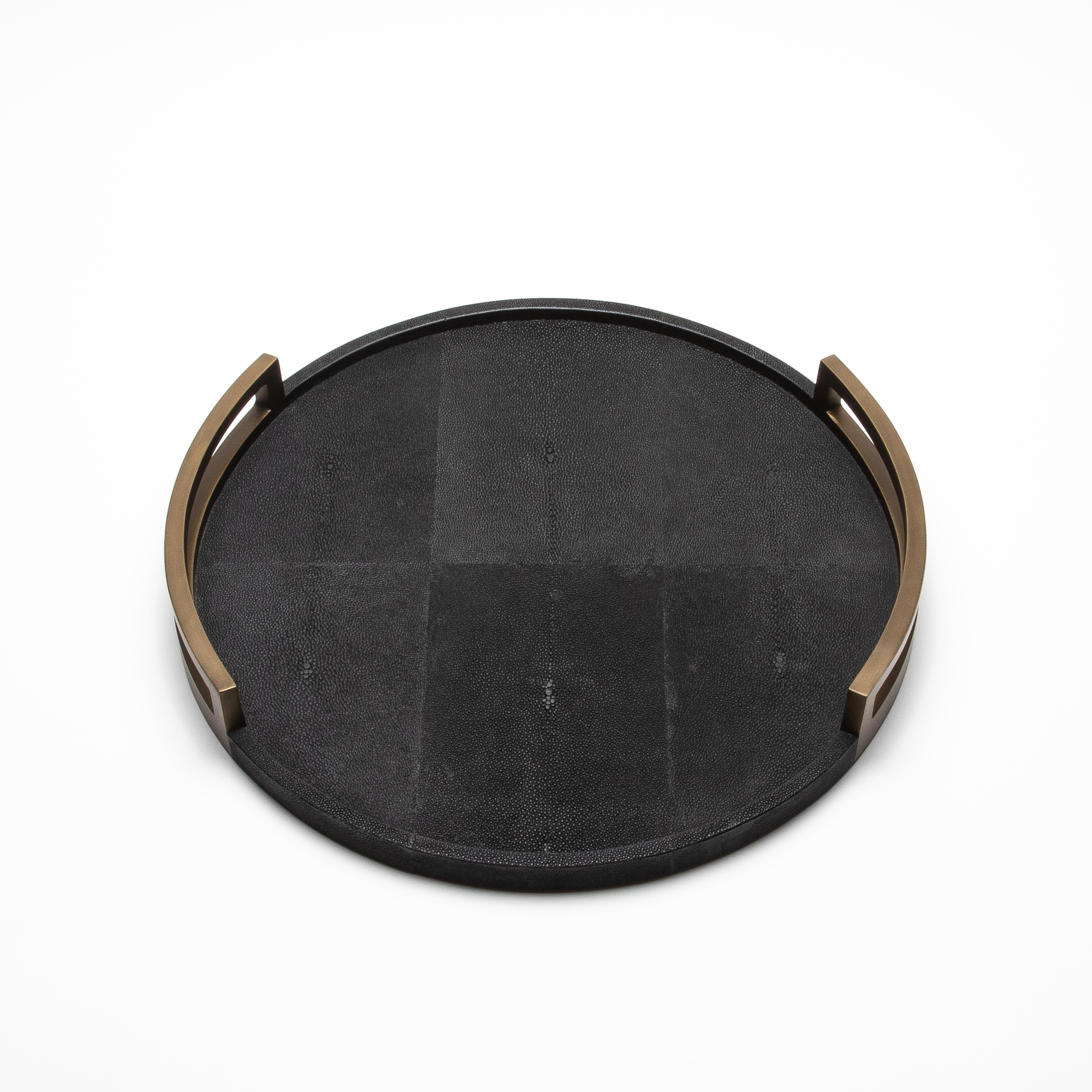 Plateau rond en galuchat noir avec laiton patiné bronze par R&Y Augousti Neuf - En vente à West Hollywood, CA