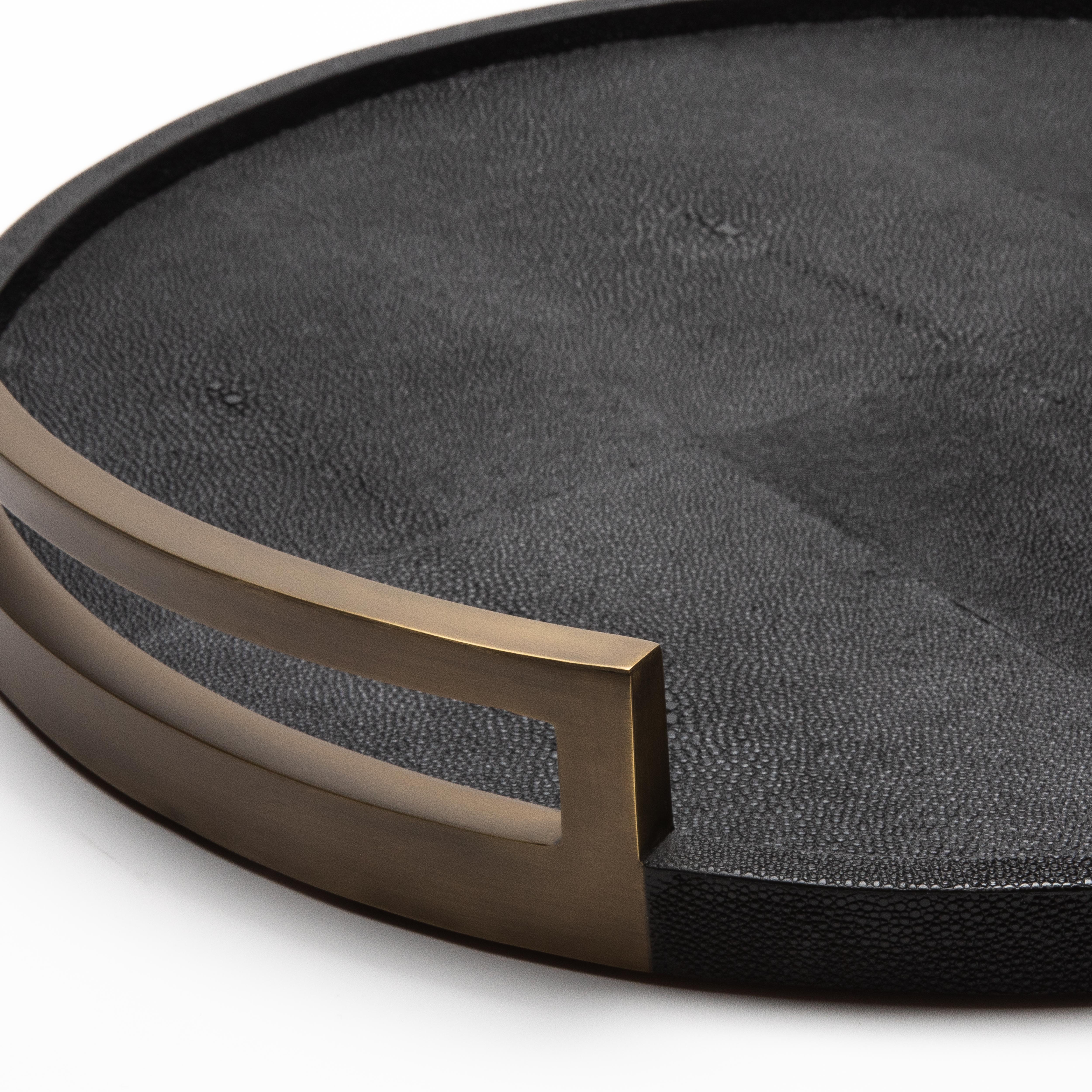 Laiton Plateau rond en galuchat noir avec laiton patiné bronze par R&Y Augousti en vente