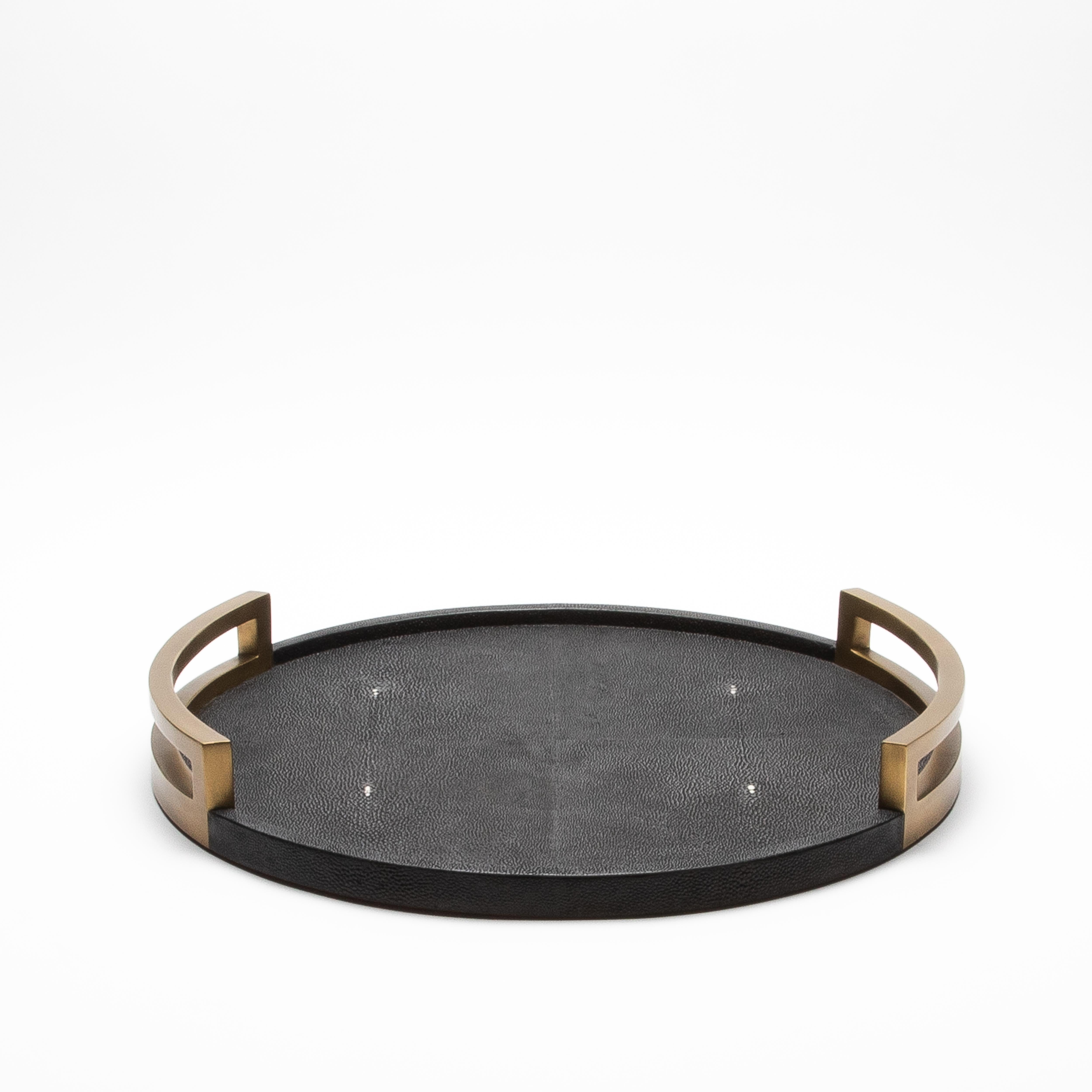 Plateau rond en galuchat noir avec laiton patiné bronze par R&Y Augousti en vente 1
