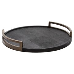 Plateau rond en galuchat noir avec laiton patiné bronze par R&Y Augousti