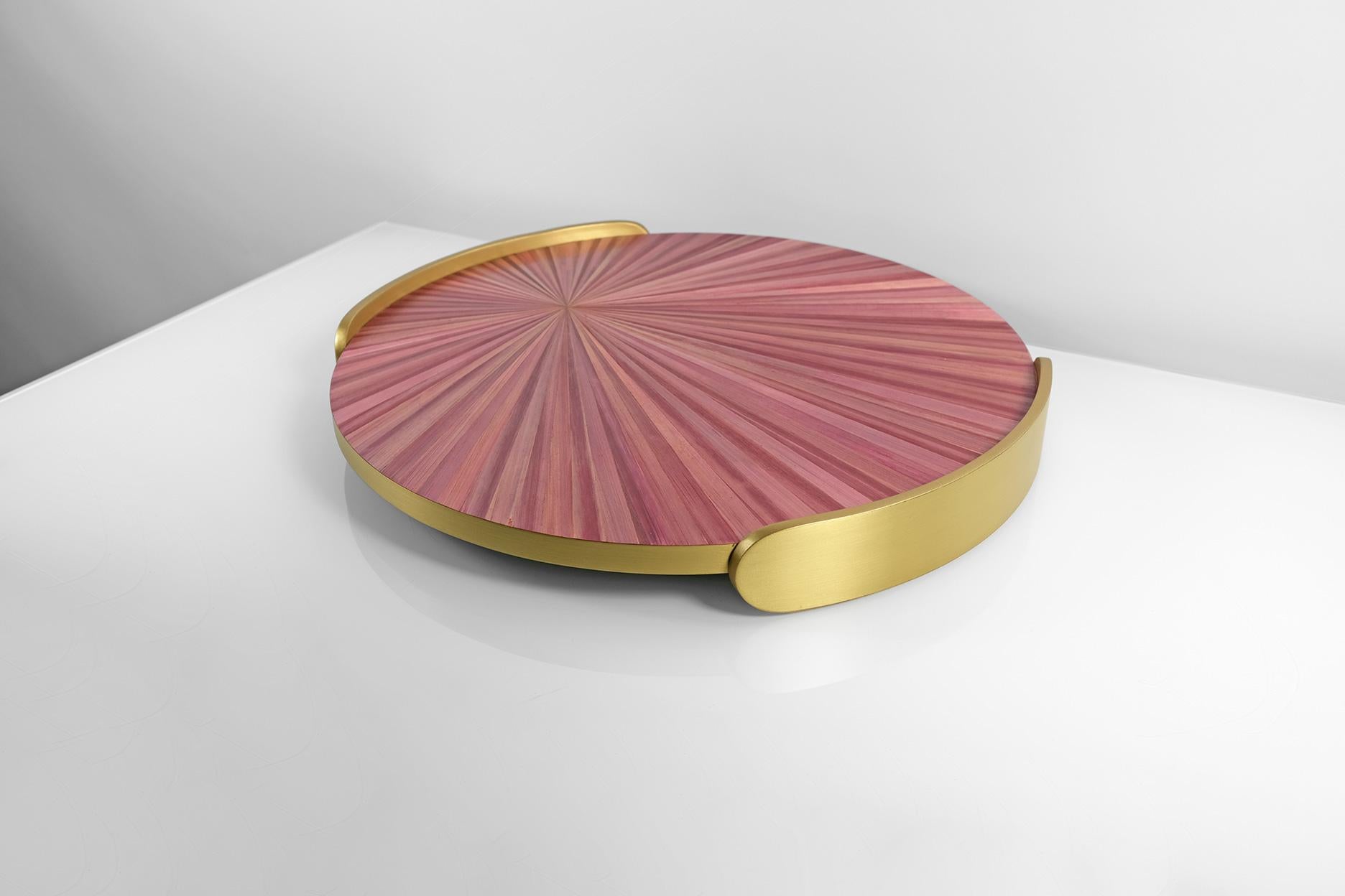 Art déco Plateau rond en laiton et marqueterie de paille rose par Ginger Brown en vente