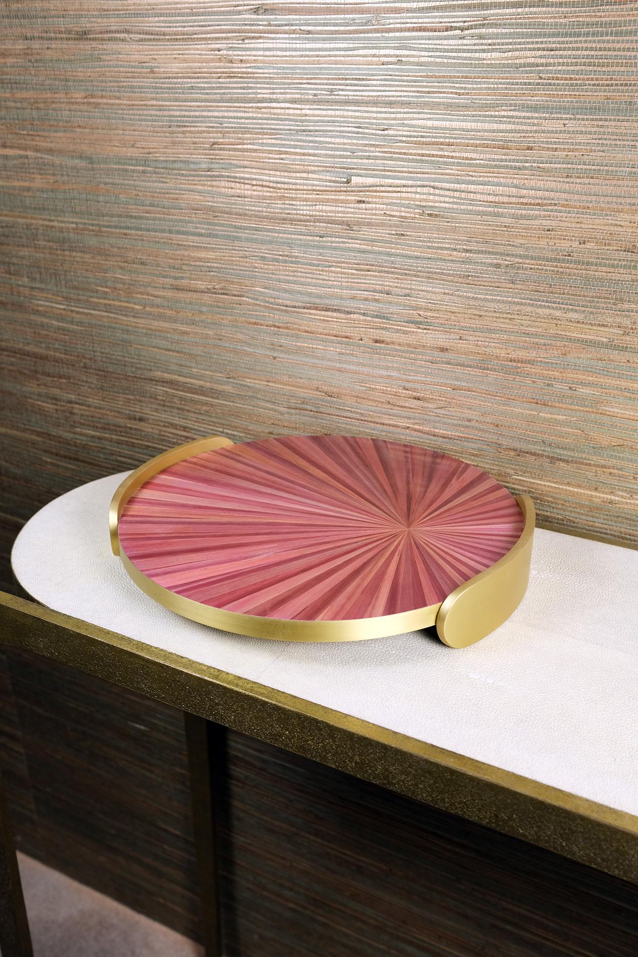 Français Plateau rond en laiton et marqueterie de paille rose par Ginger Brown en vente