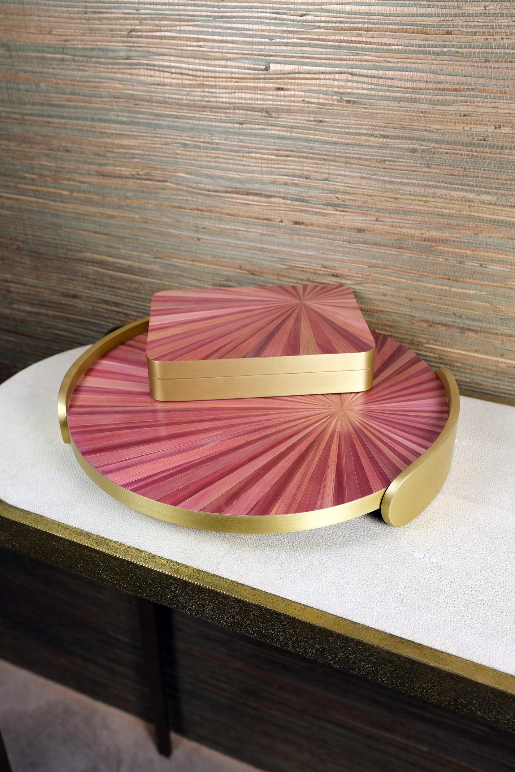 Brossé Plateau rond en laiton et marqueterie de paille rose par Ginger Brown en vente
