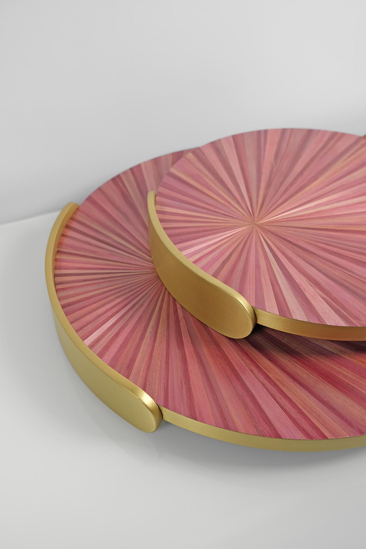Plateau rond en laiton et marqueterie de paille rose par Ginger Brown Neuf - En vente à Bourguebus, FR
