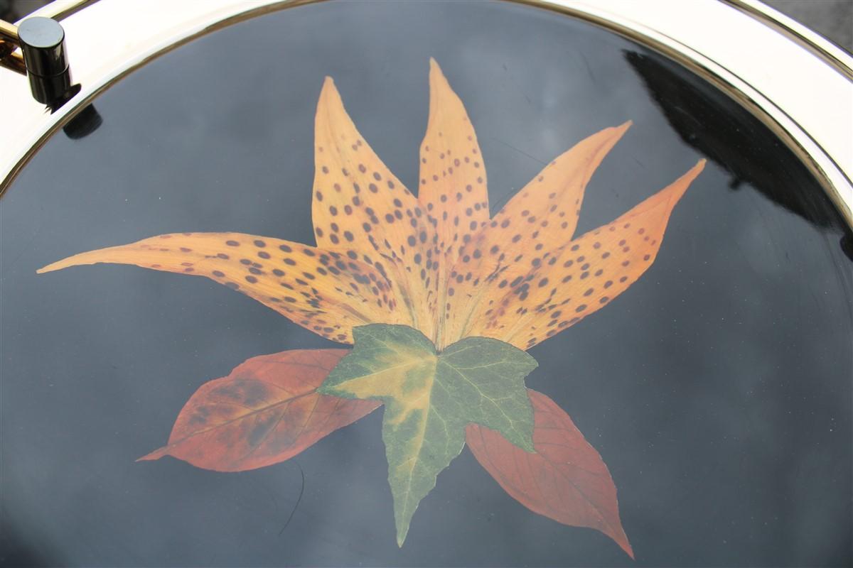 Rundes Tablett aus goldenem Messing mit schwarzem Hintergrund und echten Blättern Hergestellt in Italien im Angebot 5
