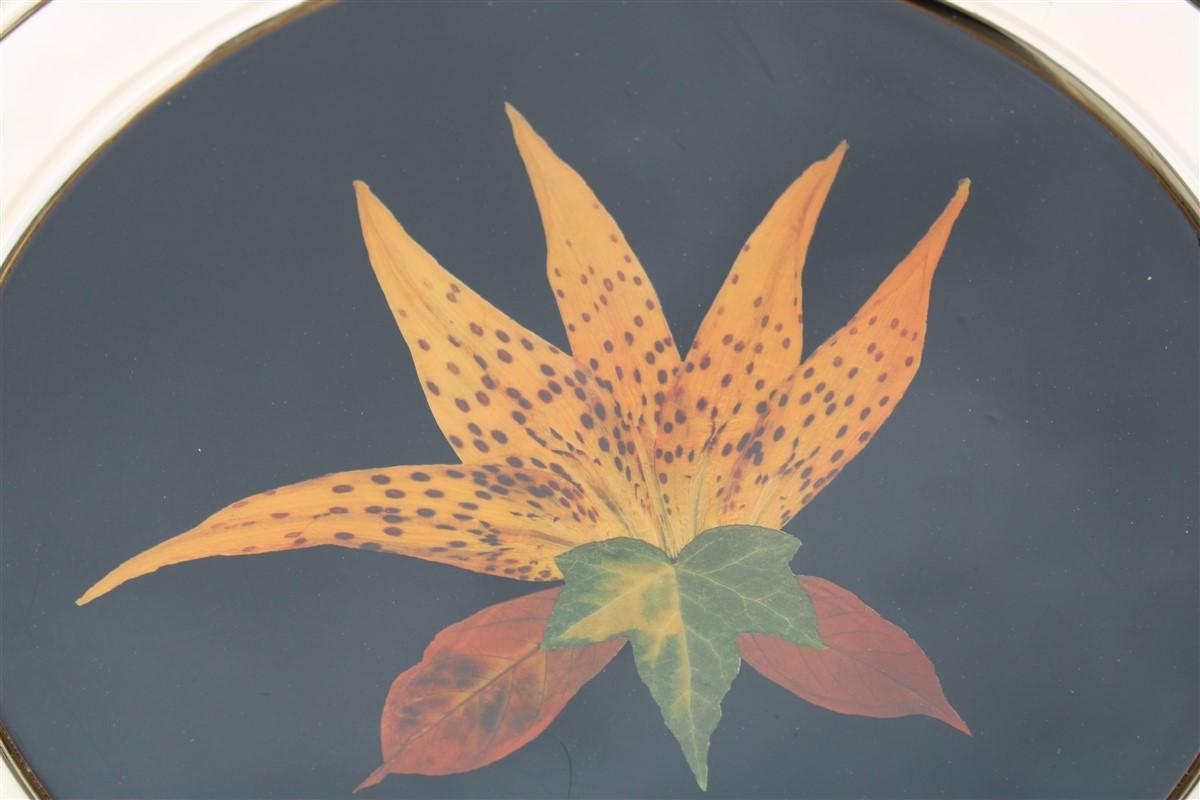 Rundes Tablett aus goldenem Messing mit schwarzem Hintergrund und echten Blättern, hergestellt in Italien.