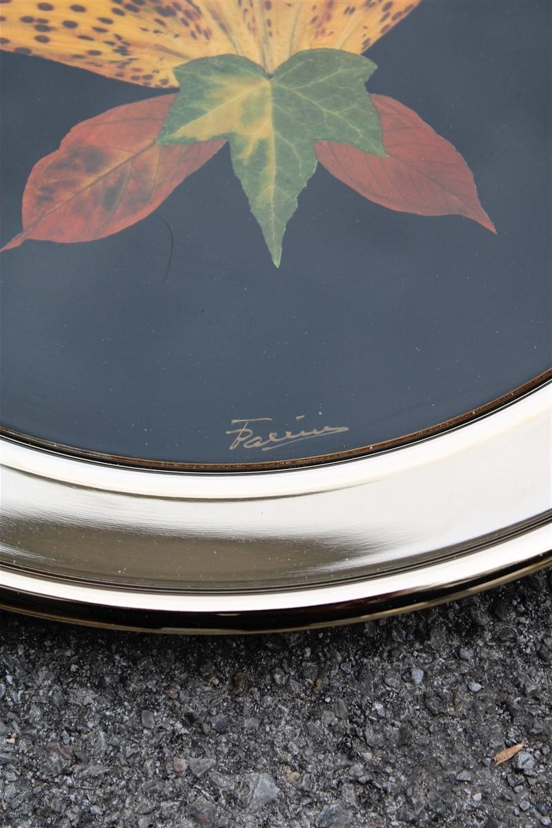 Rundes Tablett aus goldenem Messing mit schwarzem Hintergrund und echten Blättern Hergestellt in Italien im Angebot 2