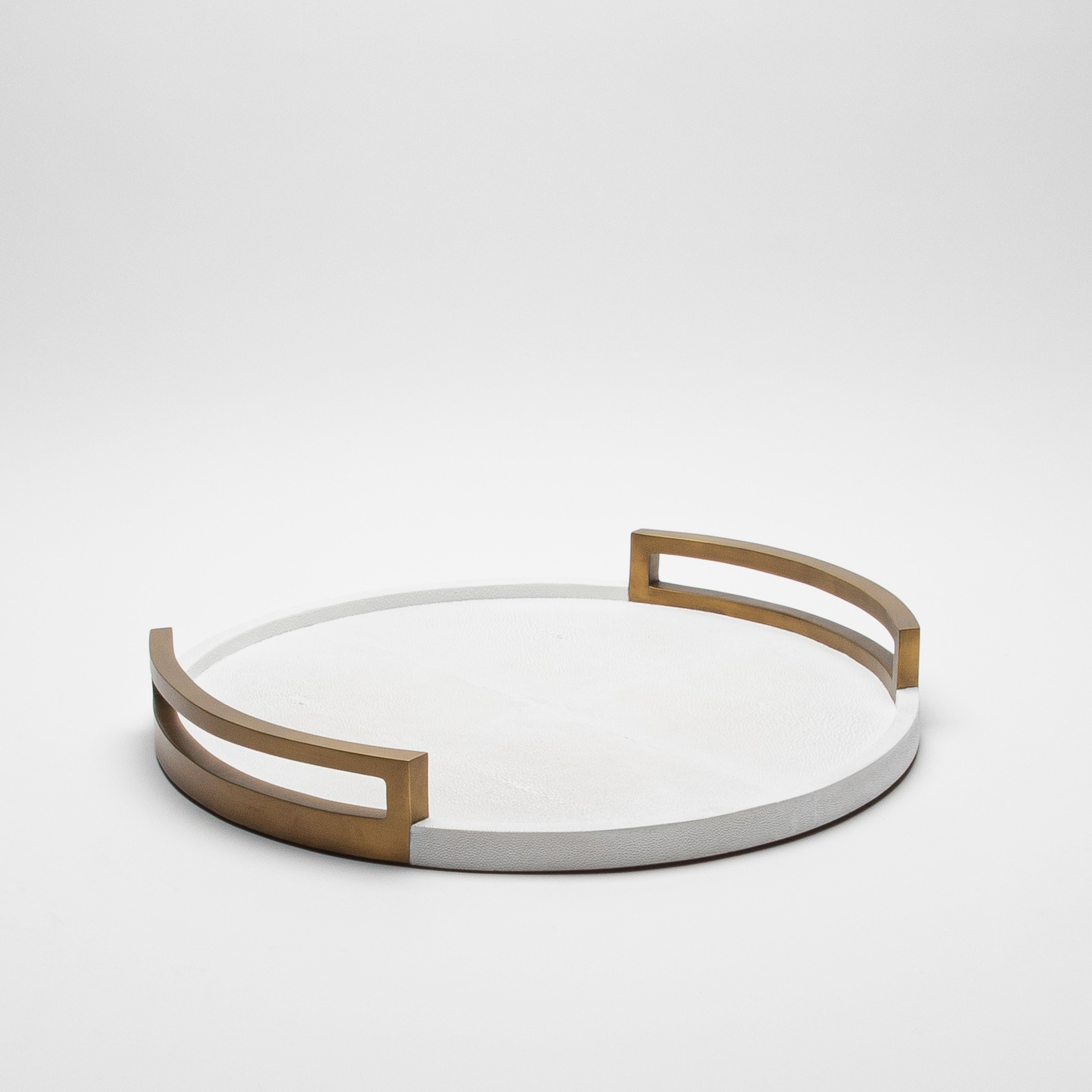 Art déco Plateau rond en galuchat blanc avec laiton patiné bronze par R&Y Augousti en vente