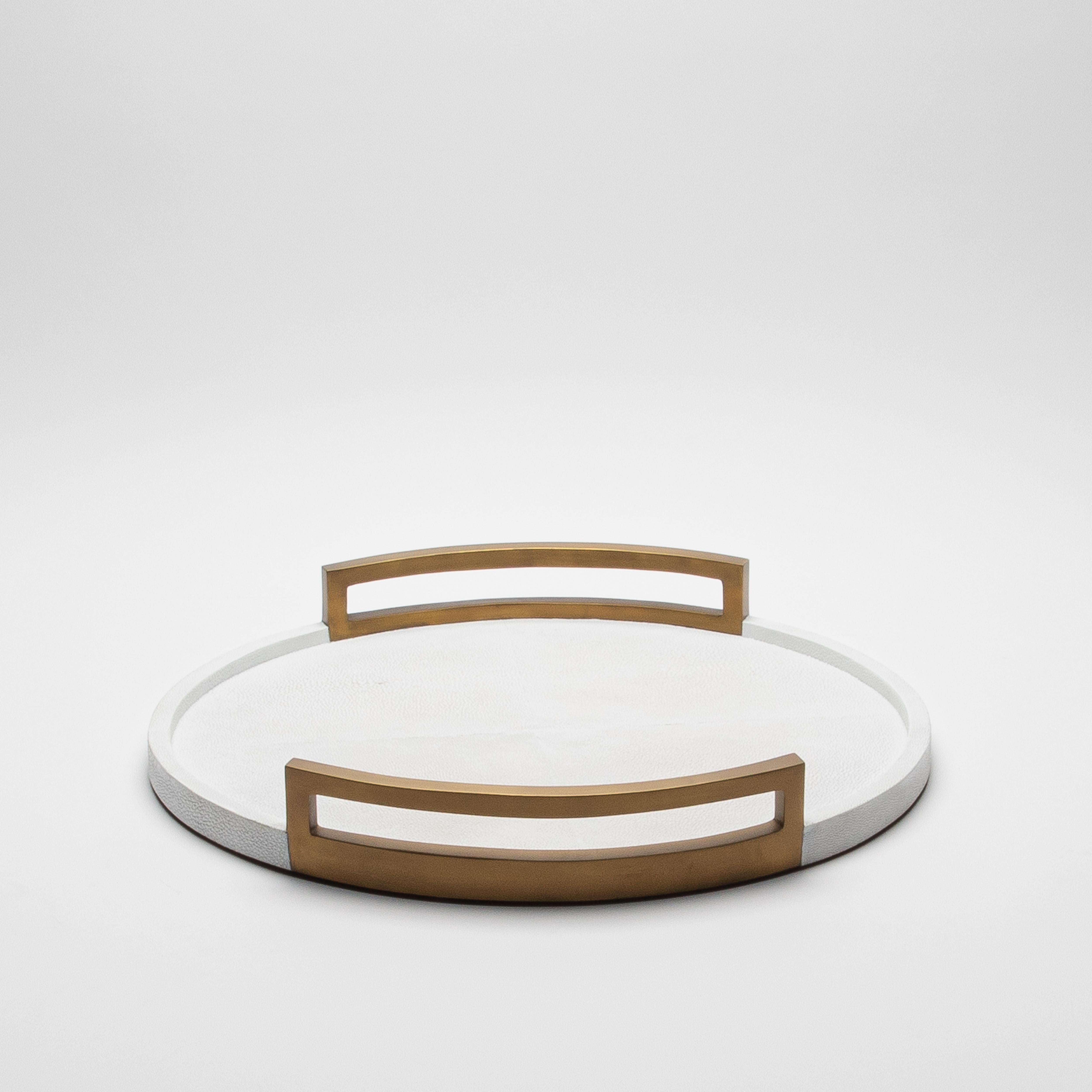 Philippin Plateau rond en galuchat blanc avec laiton patiné bronze par R&Y Augousti en vente