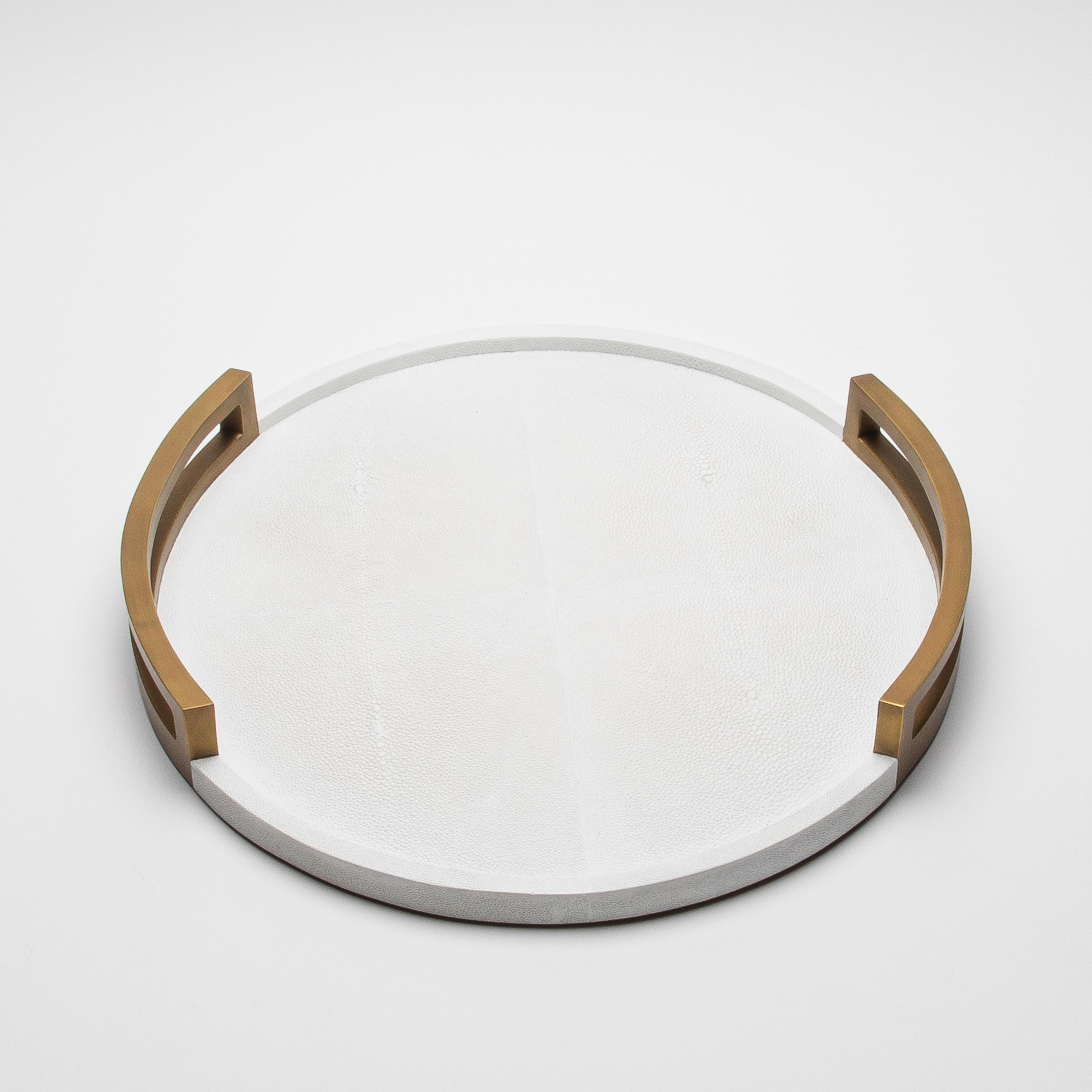 Fait main Plateau rond en galuchat blanc avec laiton patiné bronze par R&Y Augousti en vente