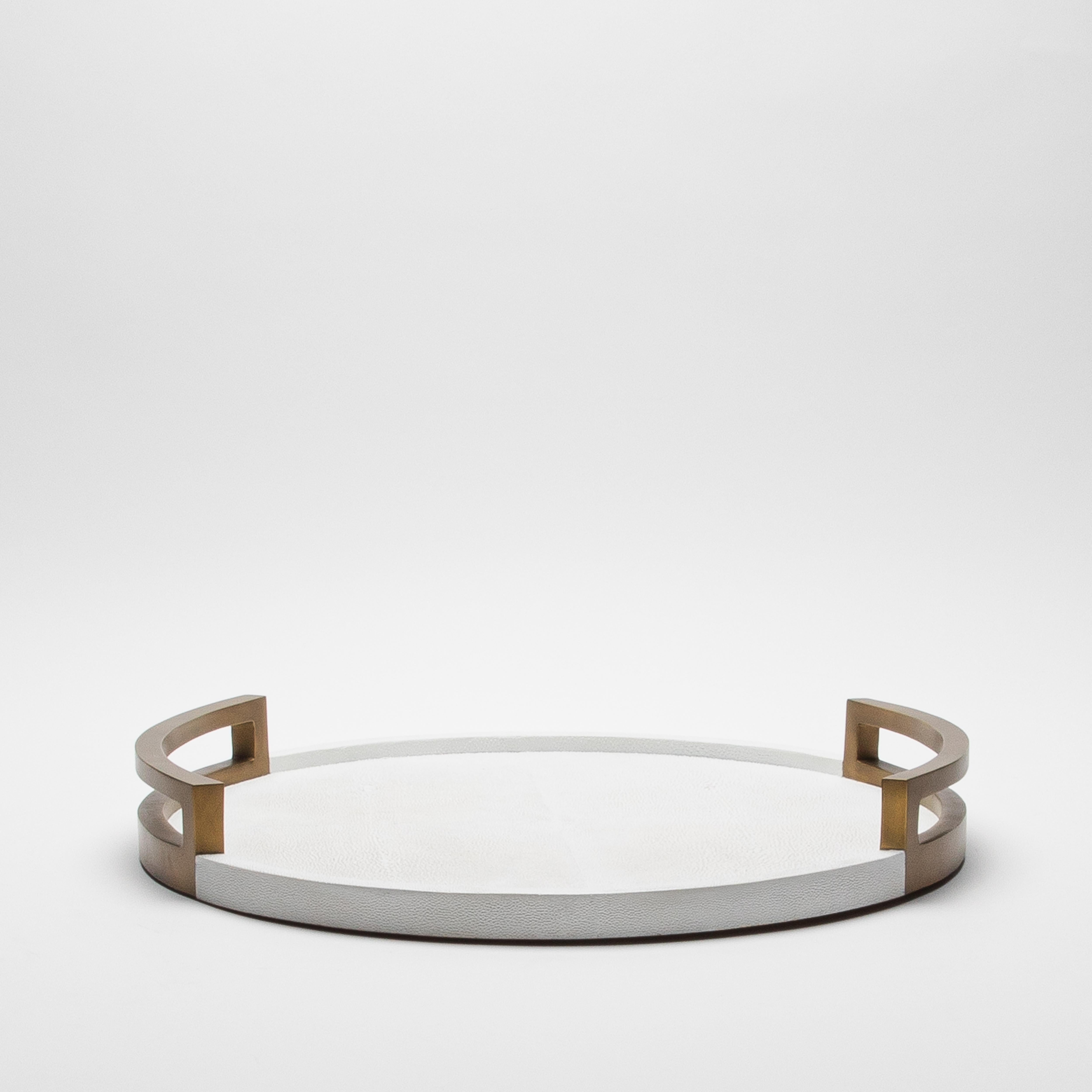 Plateau rond en galuchat blanc avec laiton patiné bronze par R&Y Augousti Neuf - En vente à West Hollywood, CA