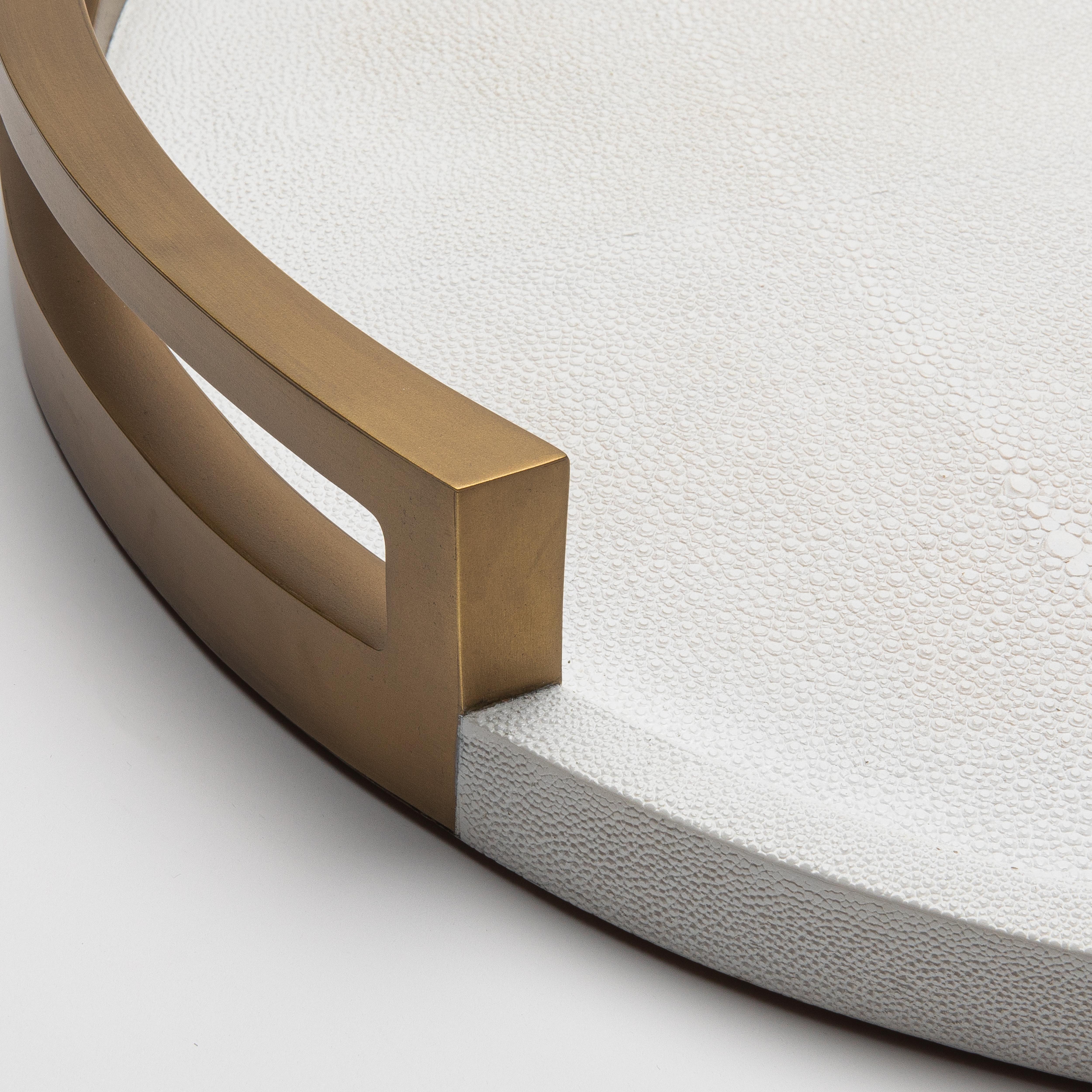 XXIe siècle et contemporain Plateau rond en galuchat blanc avec laiton patiné bronze par R&Y Augousti en vente
