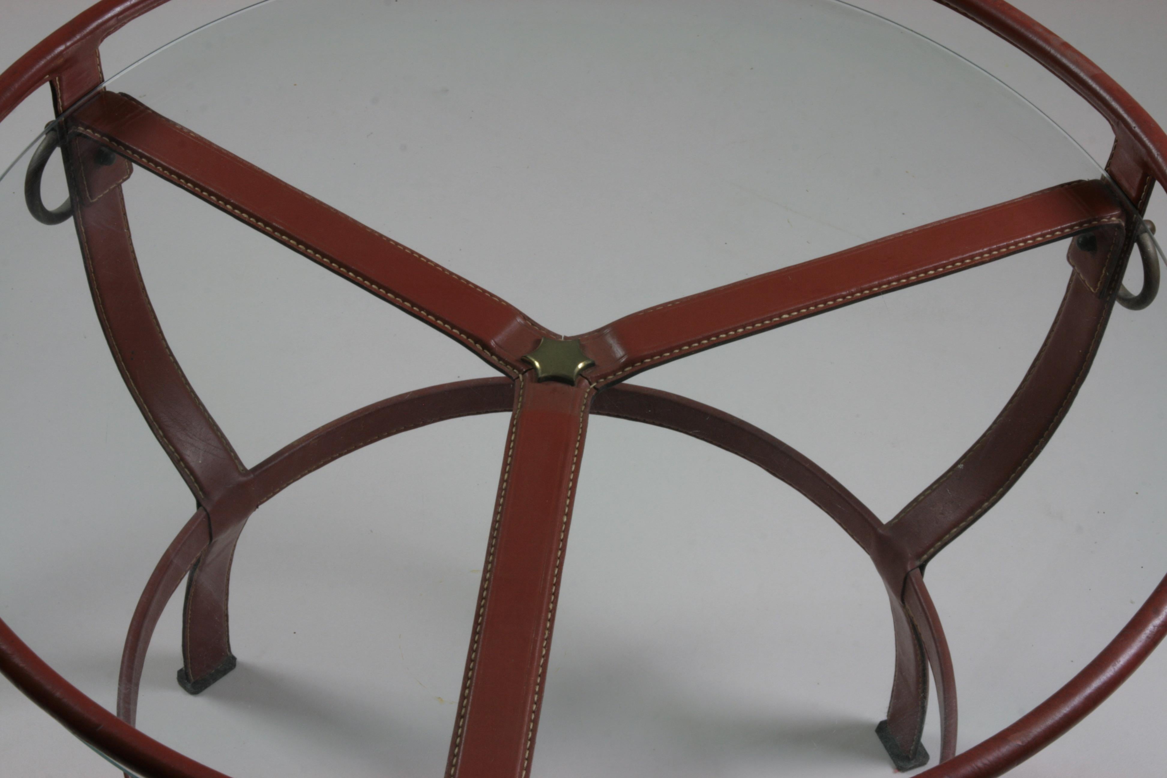 Runder dreibeiniger Couchtisch aus braunem Leder von Jacques Adnet , 1950er Jahre im Angebot 7