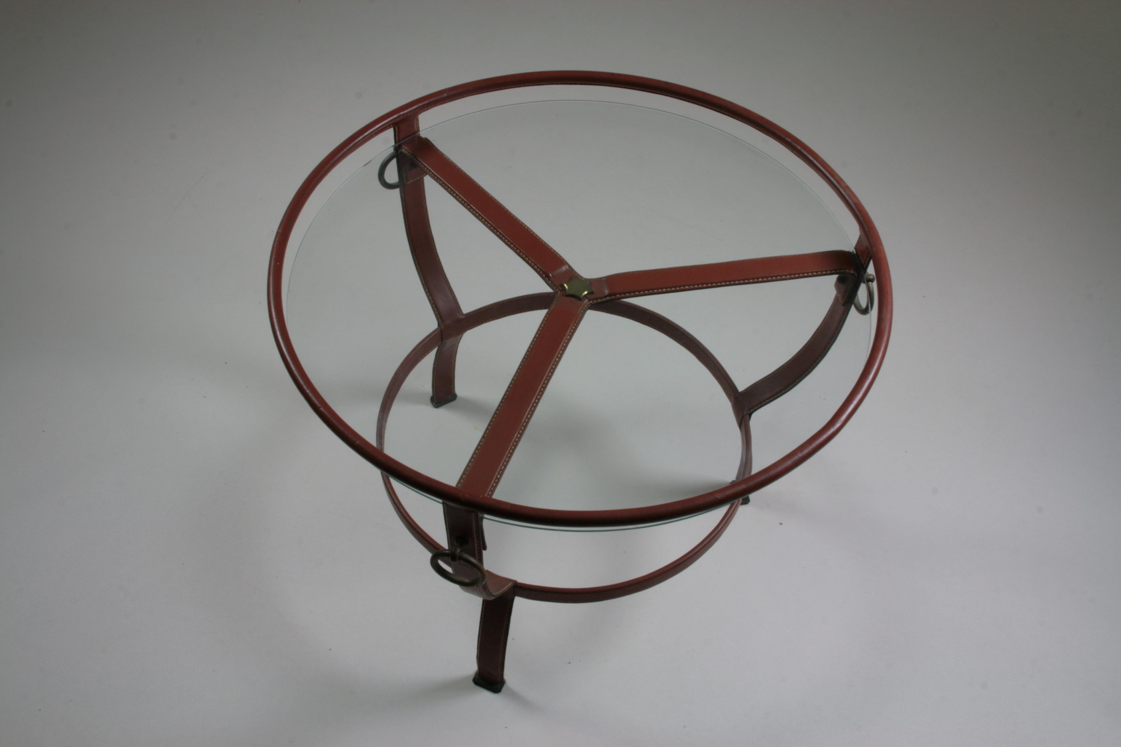 Runder dreibeiniger Couchtisch aus braunem Leder von Jacques Adnet , 1950er Jahre im Angebot 9