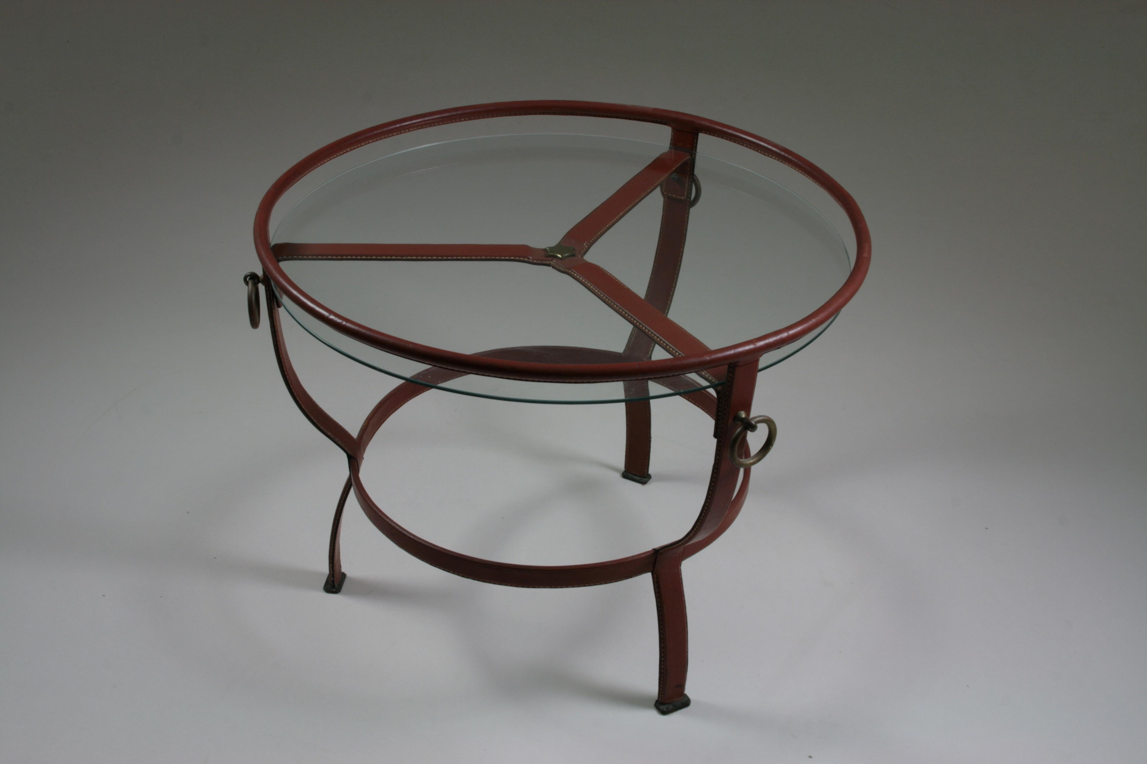 Runder dreibeiniger Couchtisch aus braunem Leder von Jacques Adnet , 1950er Jahre (Französisch) im Angebot