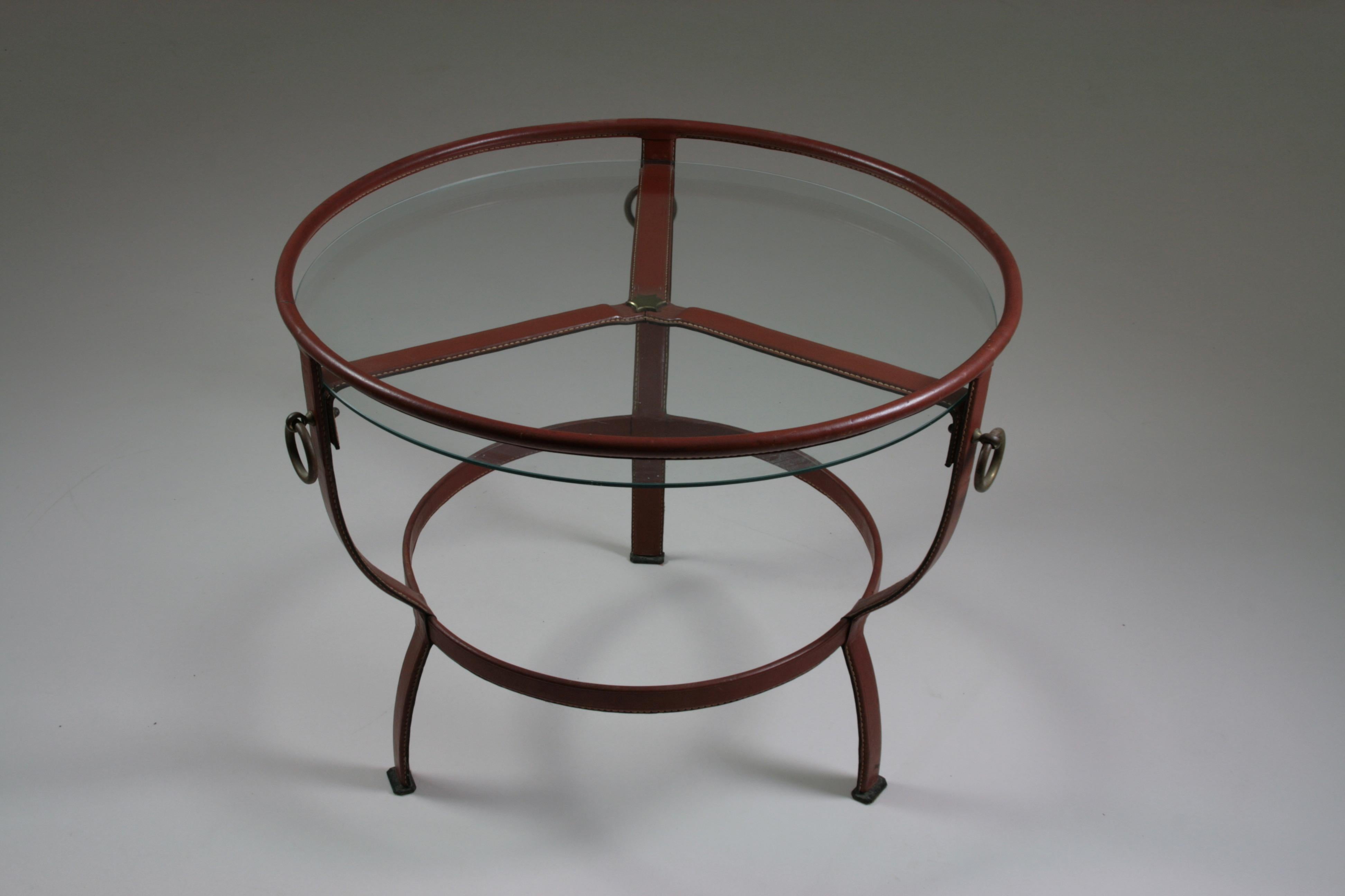 Runder dreibeiniger Couchtisch aus braunem Leder von Jacques Adnet , 1950er Jahre im Zustand „Gut“ im Angebot in GRENOBLE, FR