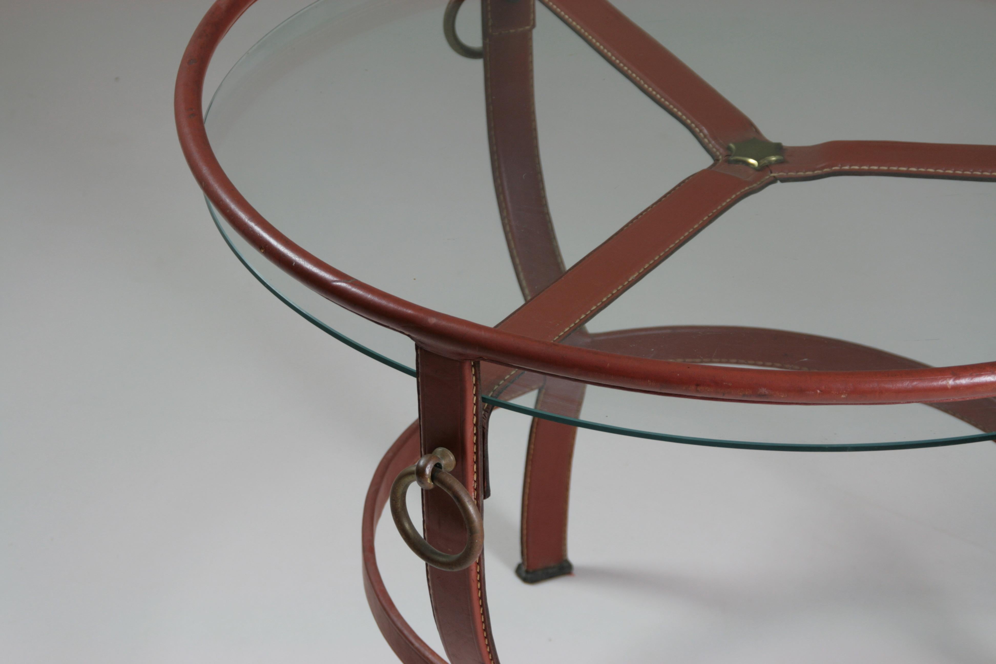 Runder dreibeiniger Couchtisch aus braunem Leder von Jacques Adnet , 1950er Jahre (20. Jahrhundert) im Angebot
