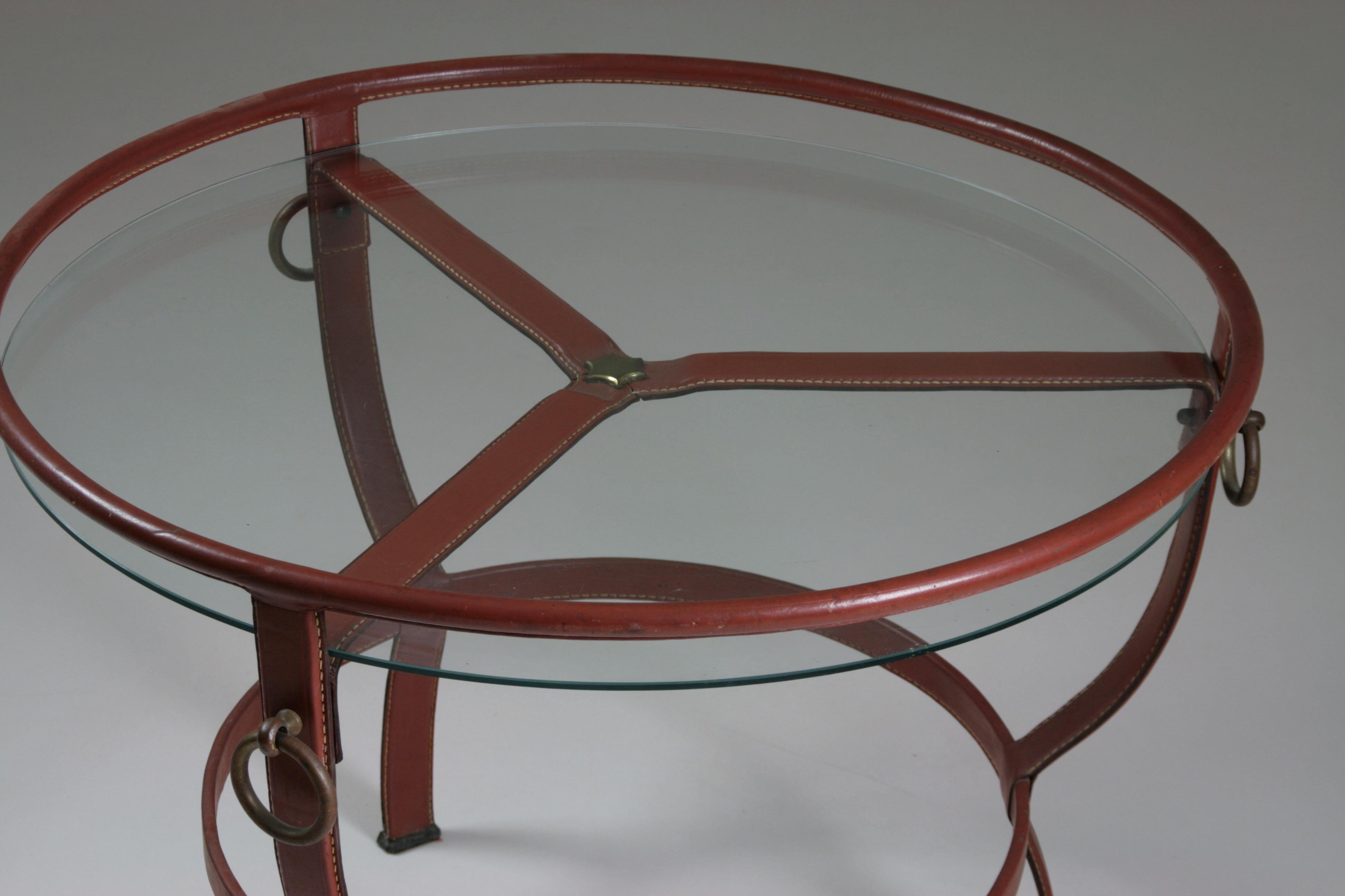 Runder dreibeiniger Couchtisch aus braunem Leder von Jacques Adnet , 1950er Jahre im Angebot 3