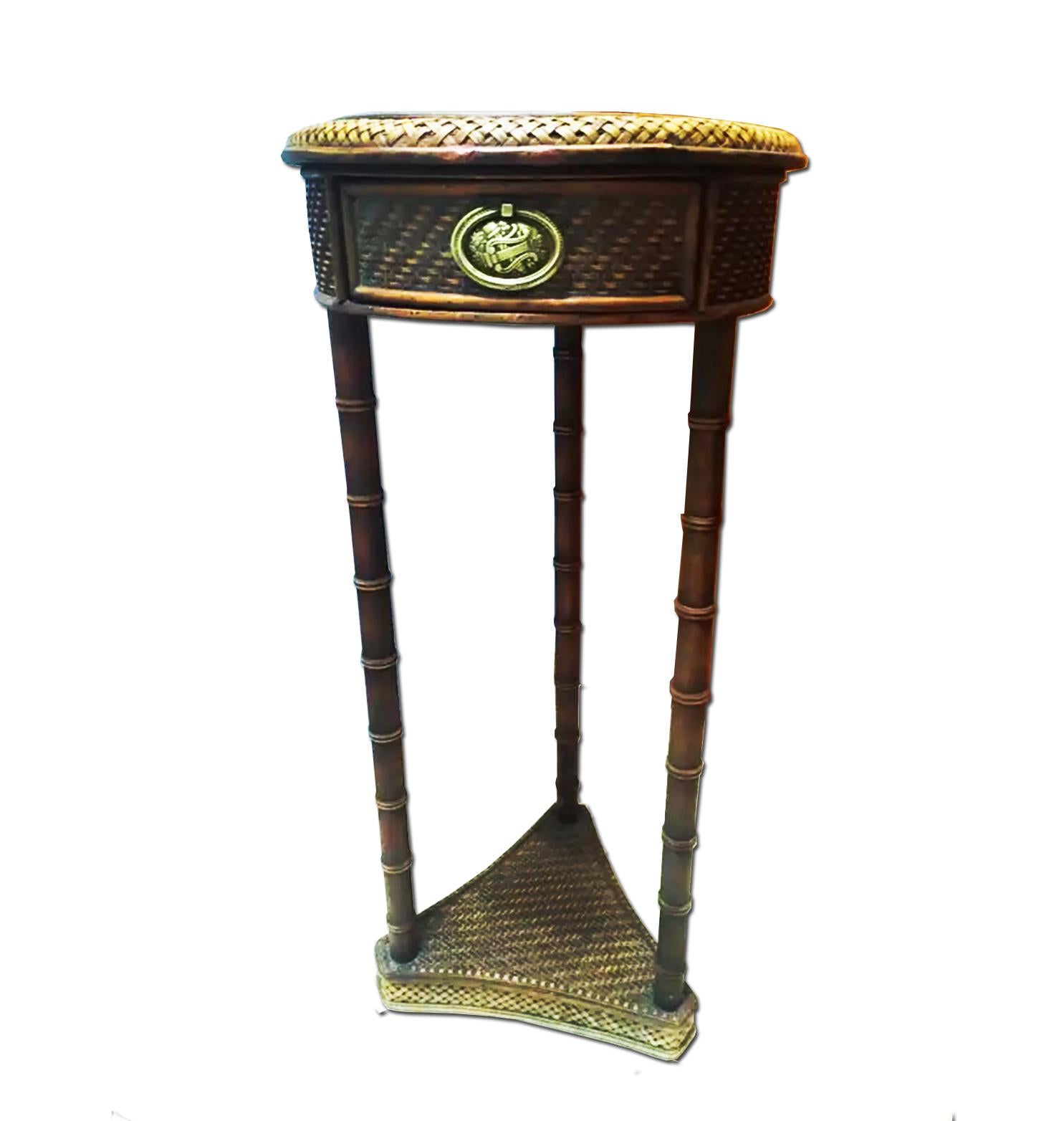Round table in rattan and fake bamboo wood with drawer

prices table with 3 legs in fake babu and in dyed rattan and central drawer with brass handle

Table with oriental reminiscences, very unusual and elegant.


