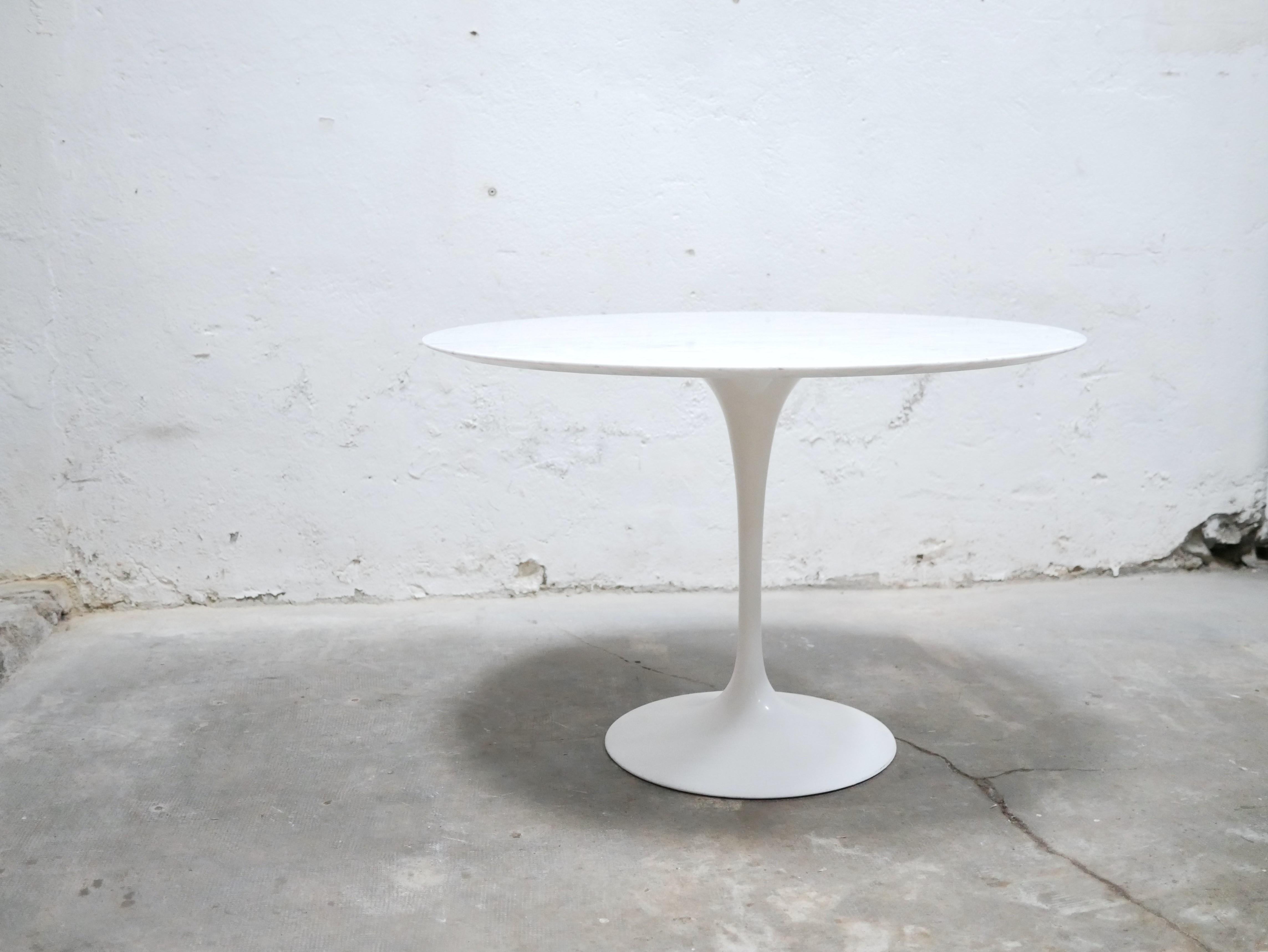 Round tulip table in marble by E. Saarinen for Knoll International editions For Sale 4