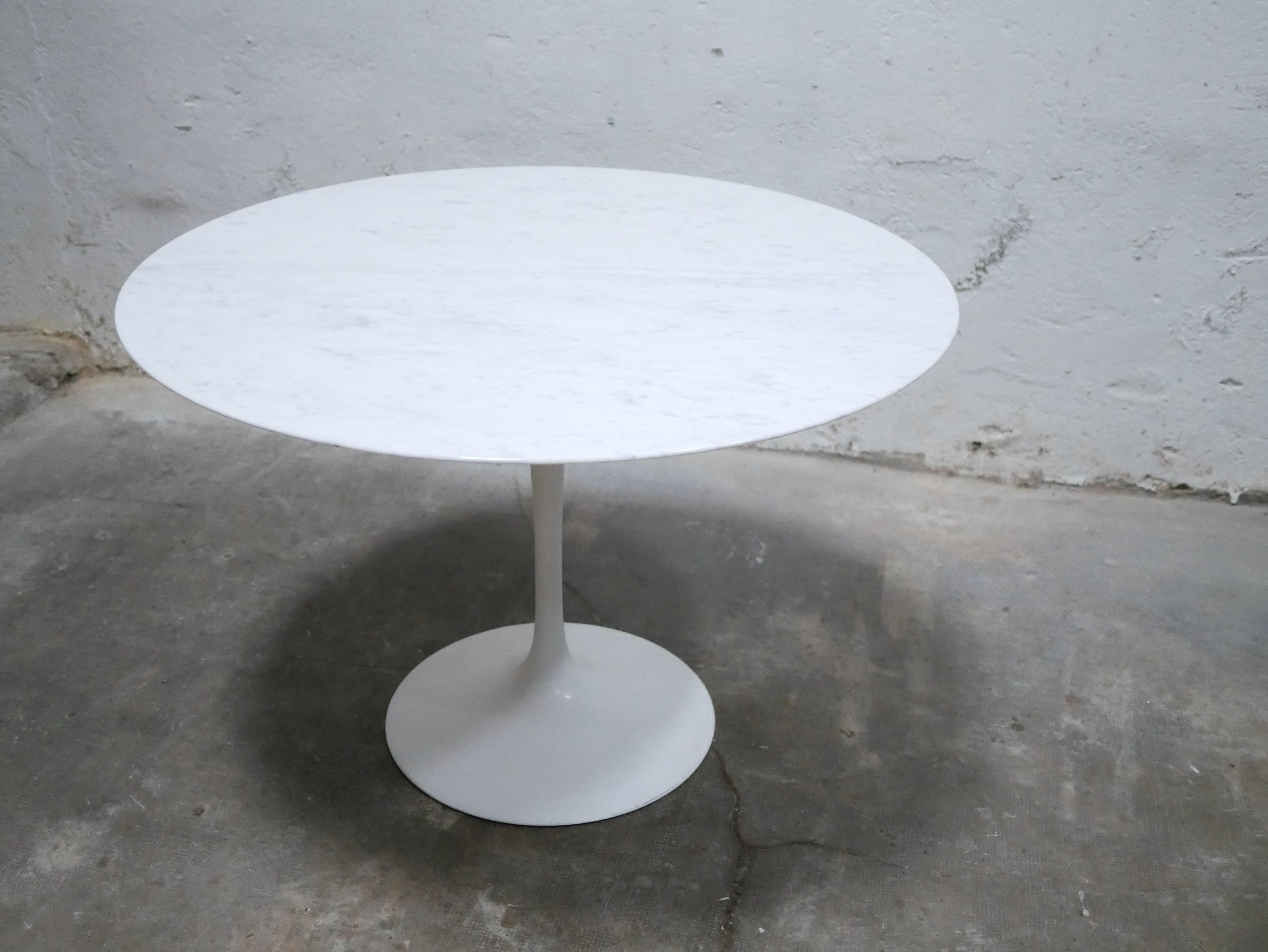 Round tulip table in marble by E. Saarinen for Knoll International editions For Sale 5