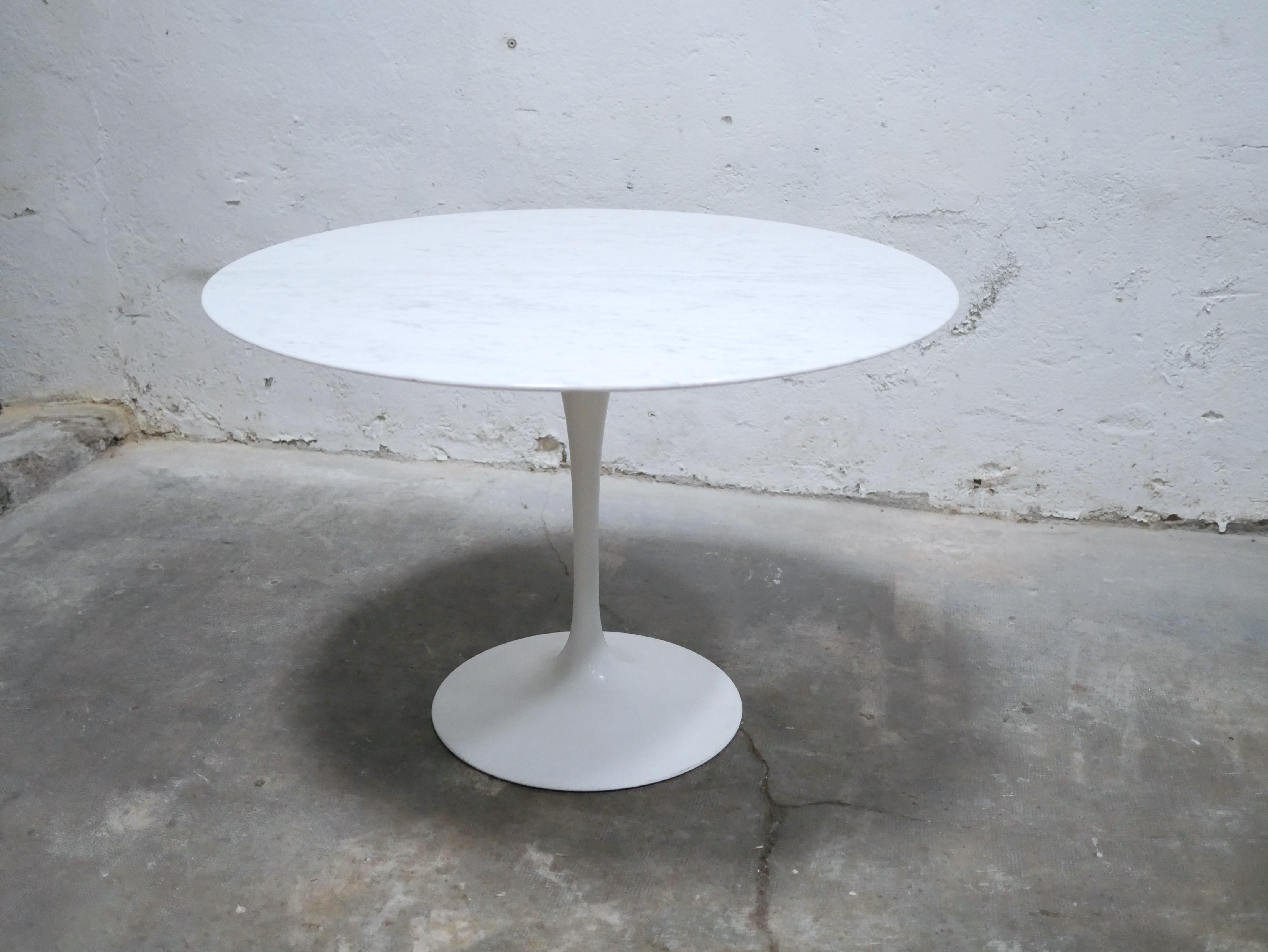 Round tulip table in marble by E. Saarinen for Knoll International editions For Sale 6