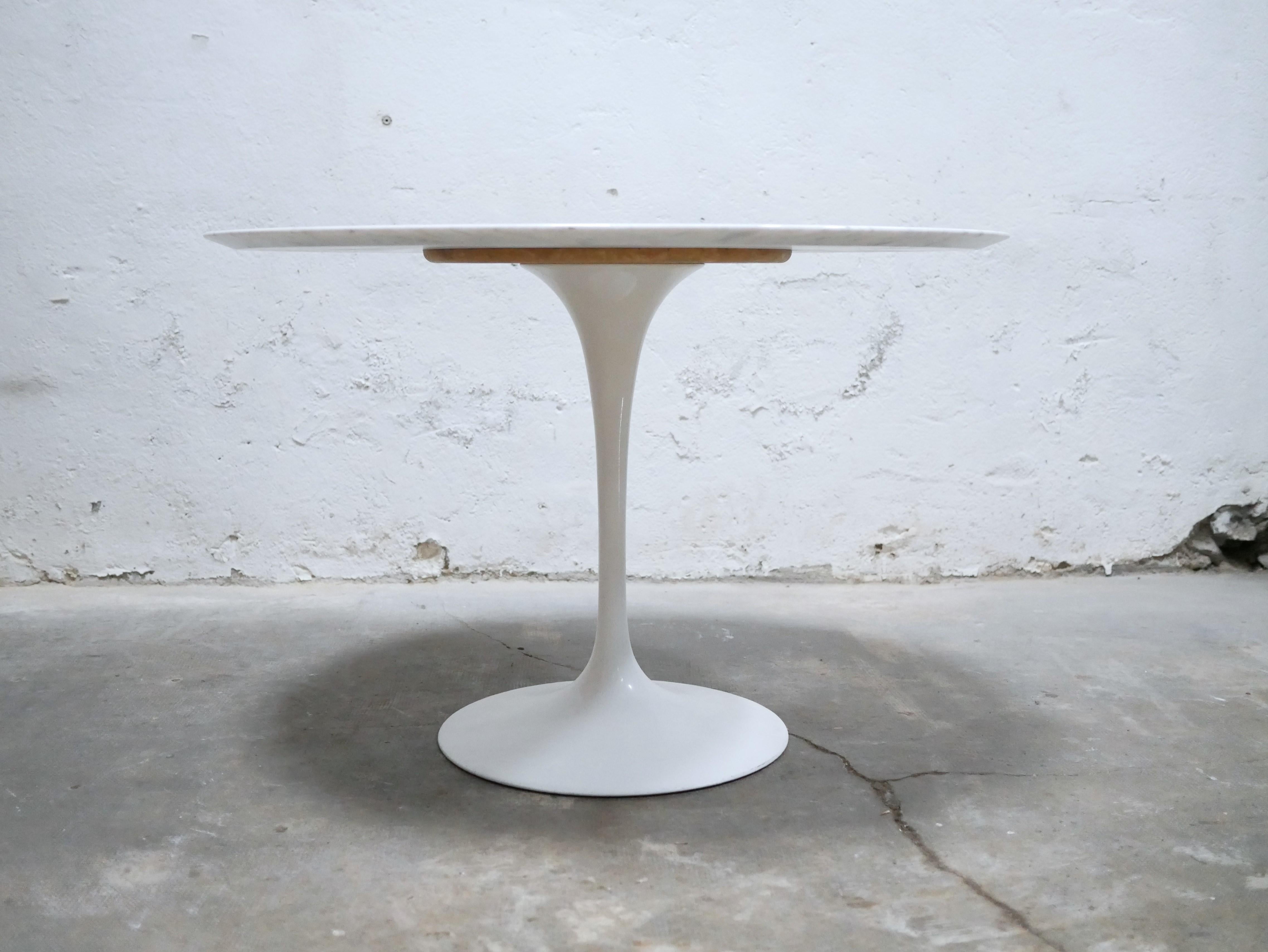 Round tulip table in marble by E. Saarinen for Knoll International editions For Sale 7