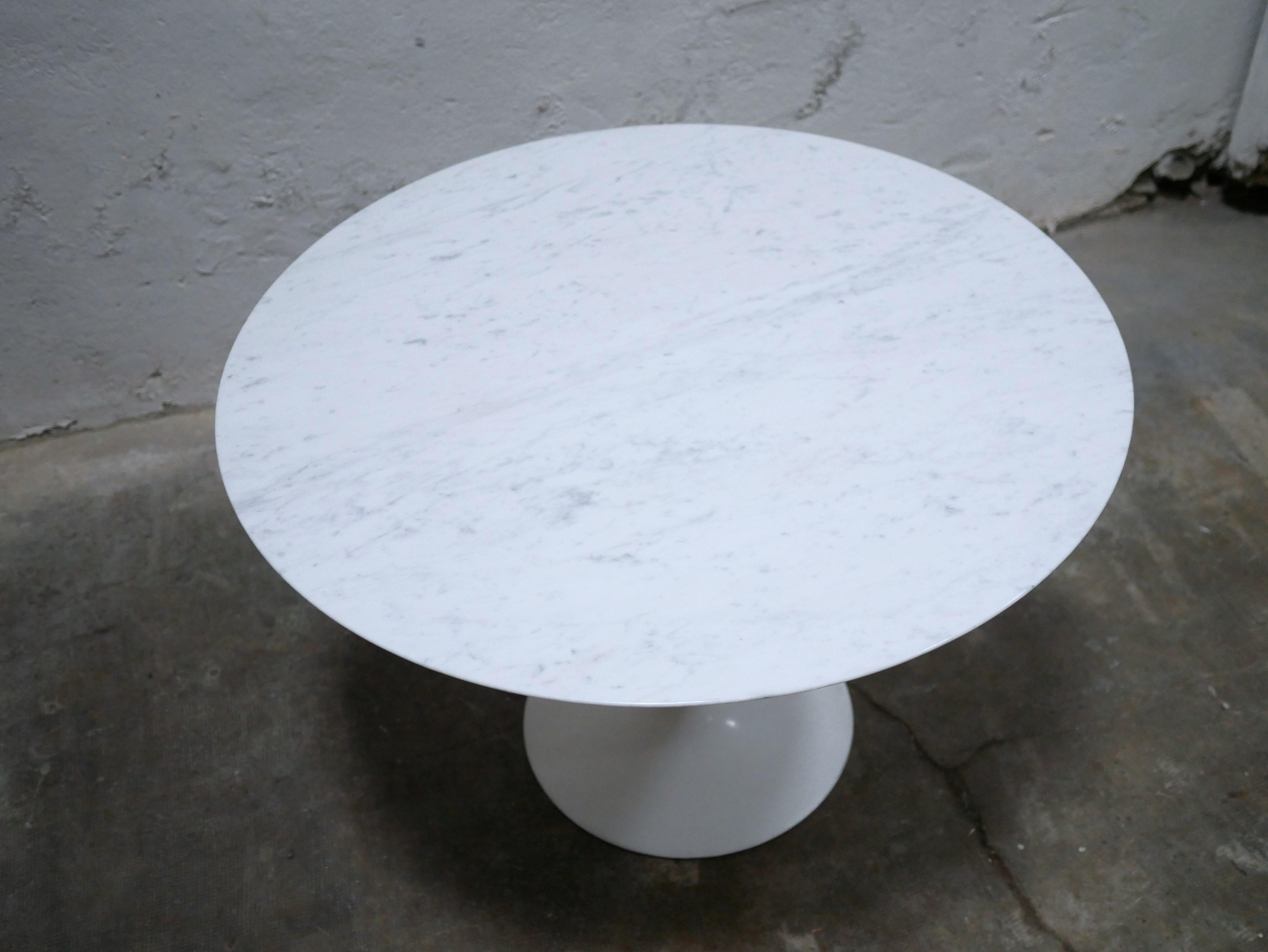 Round tulip table in marble by E. Saarinen for Knoll International editions For Sale 8