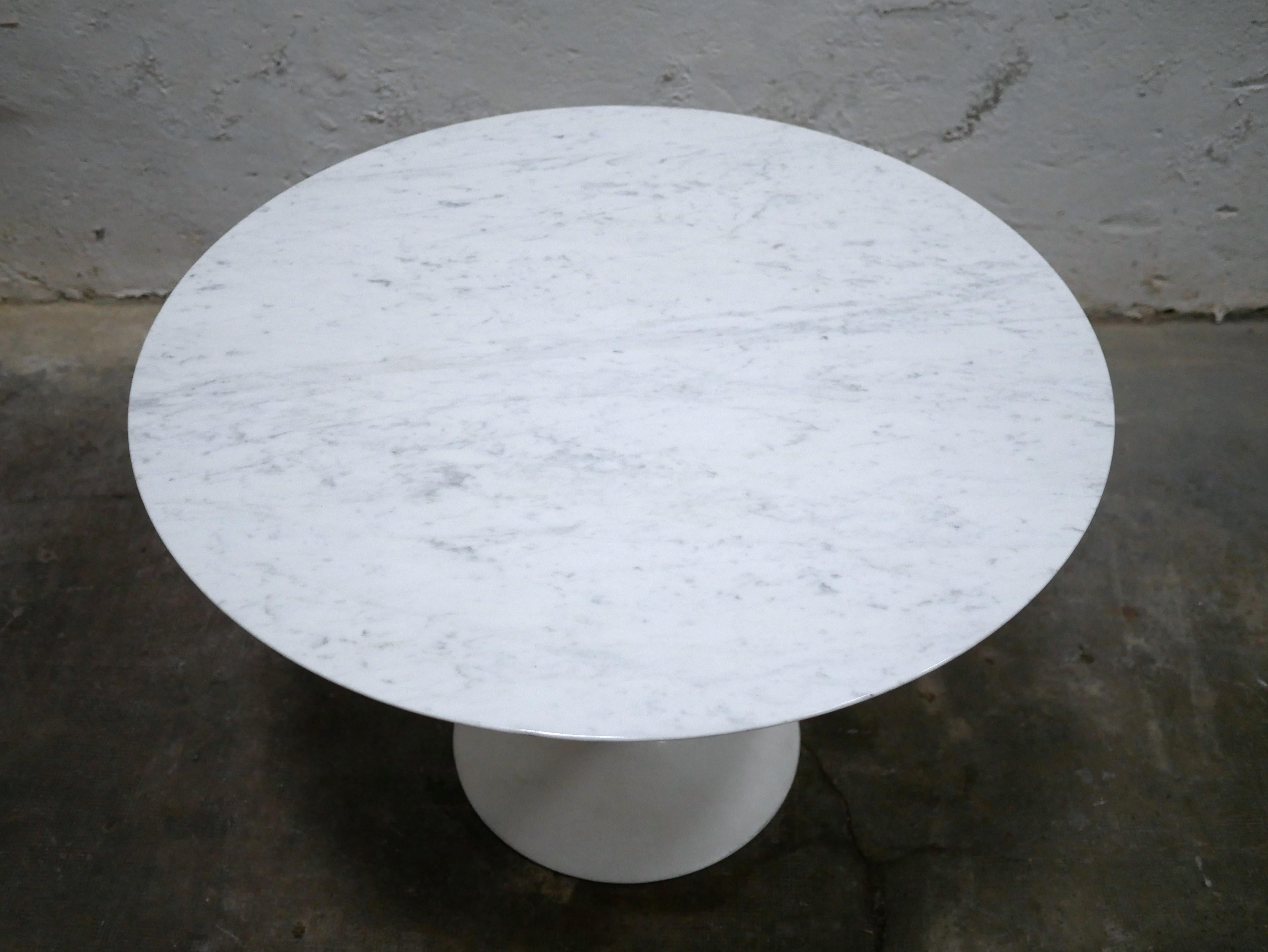Carrara marble dining table designed by Finnish designer Eero Saarinen for Knoll International editions. 

The sublime table with tulip base is one of the essentials of contemporary design for its elegance, its clean and harmonious lines, its