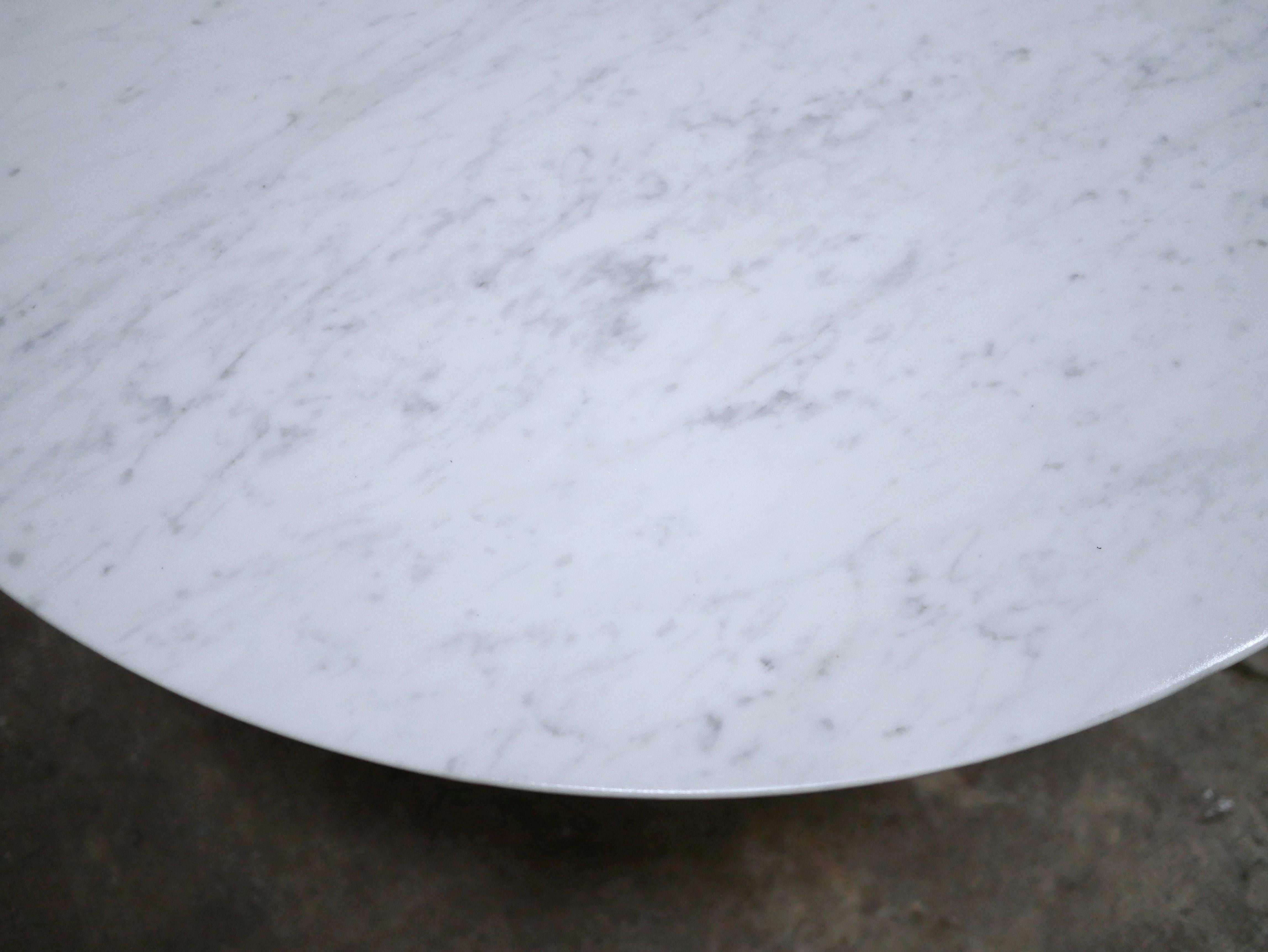 European Round tulip table in marble by E. Saarinen for Knoll International editions For Sale