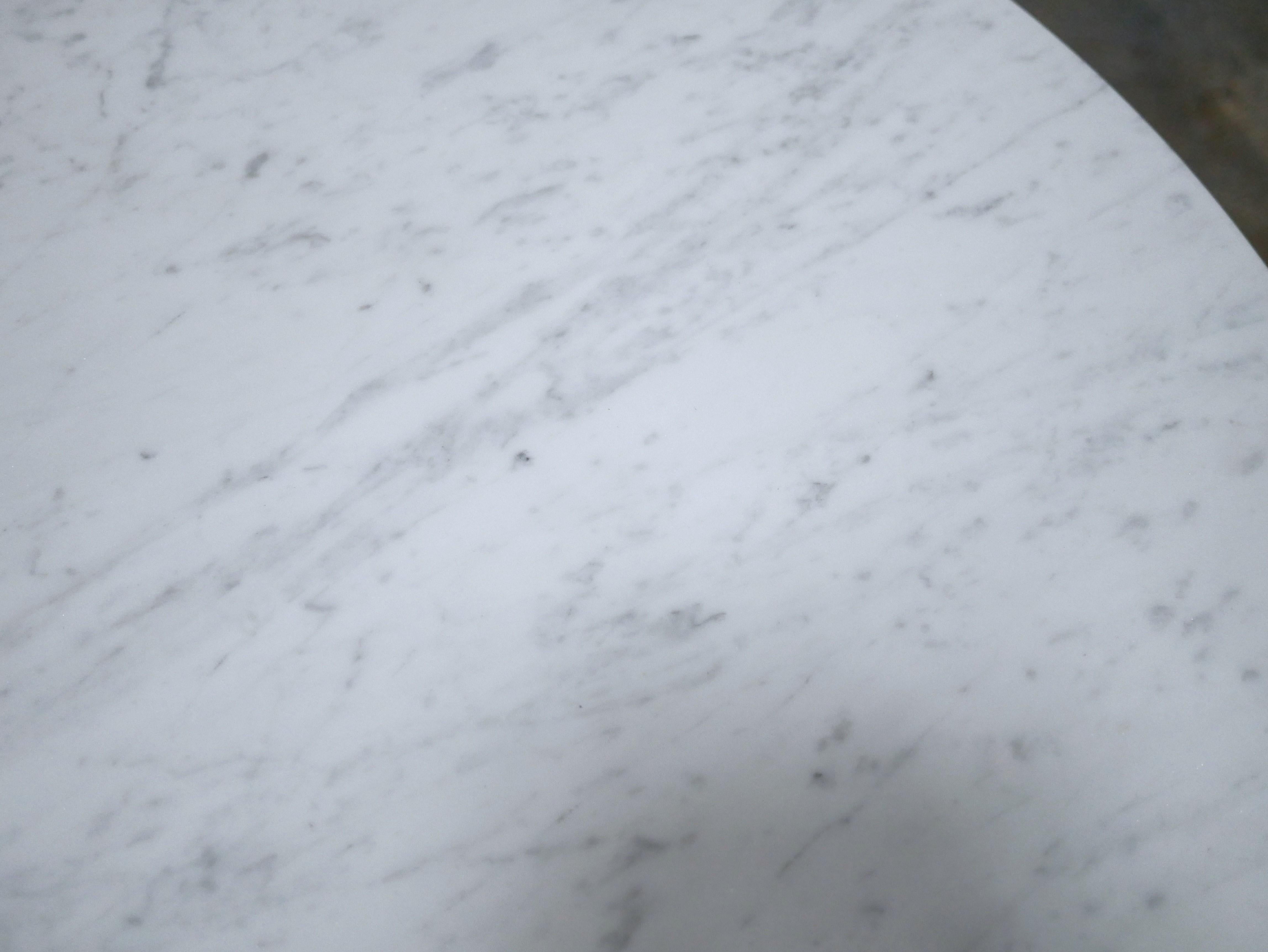 Round tulip table in marble by E. Saarinen for Knoll International editions In Good Condition For Sale In AIGNAN, FR