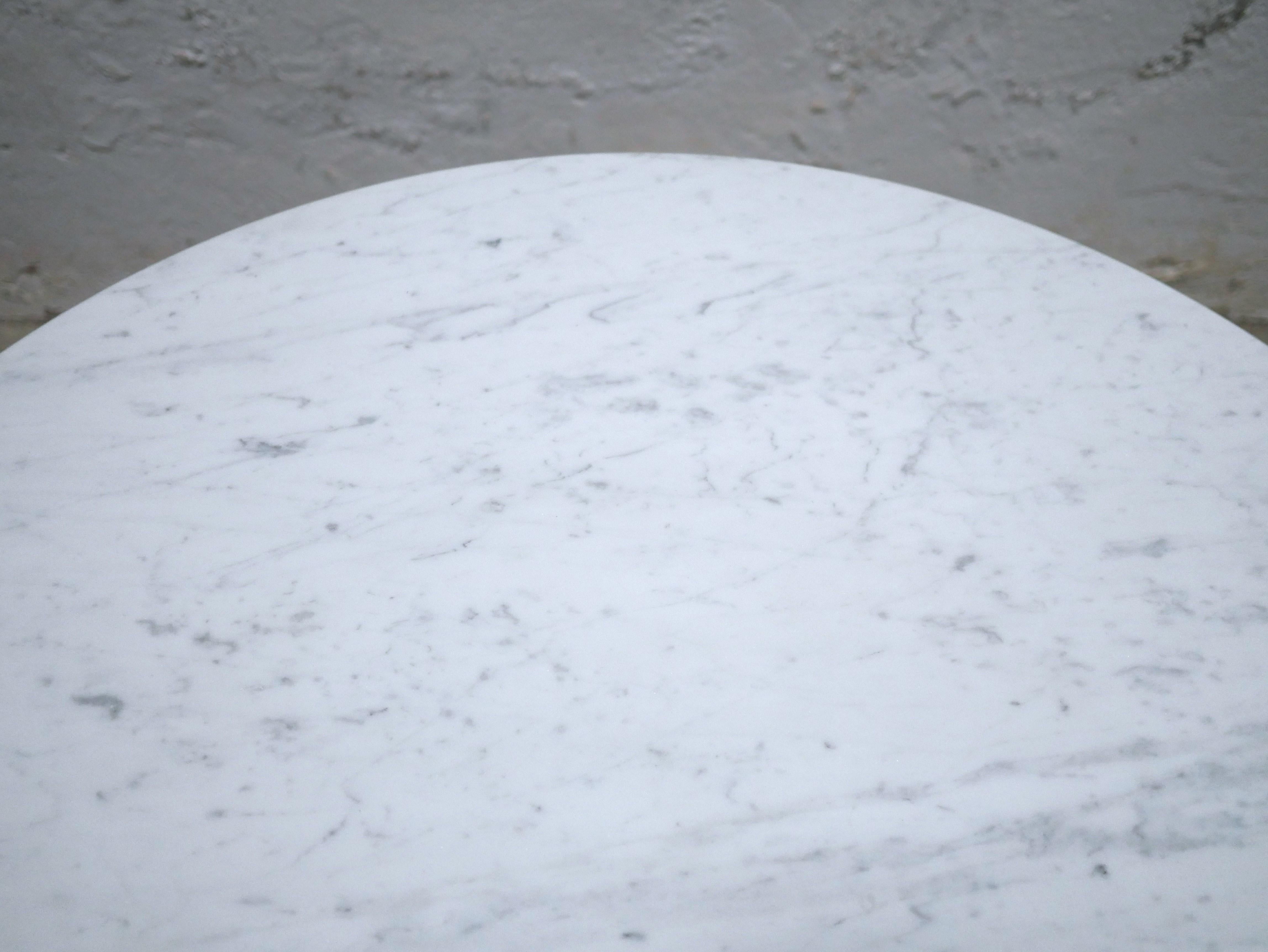 20th Century Round tulip table in marble by E. Saarinen for Knoll International editions For Sale