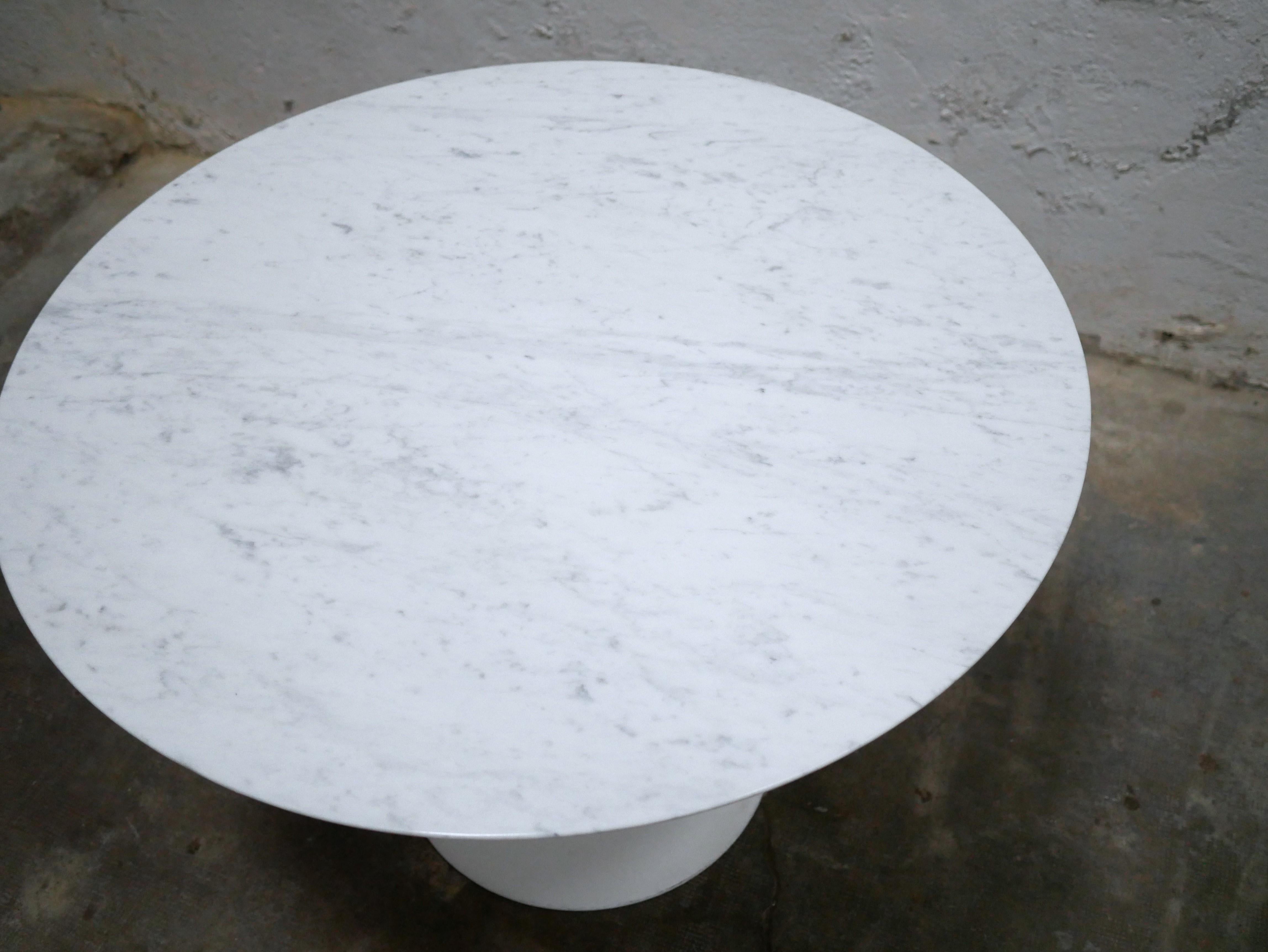 Aluminum Round tulip table in marble by E. Saarinen for Knoll International editions For Sale
