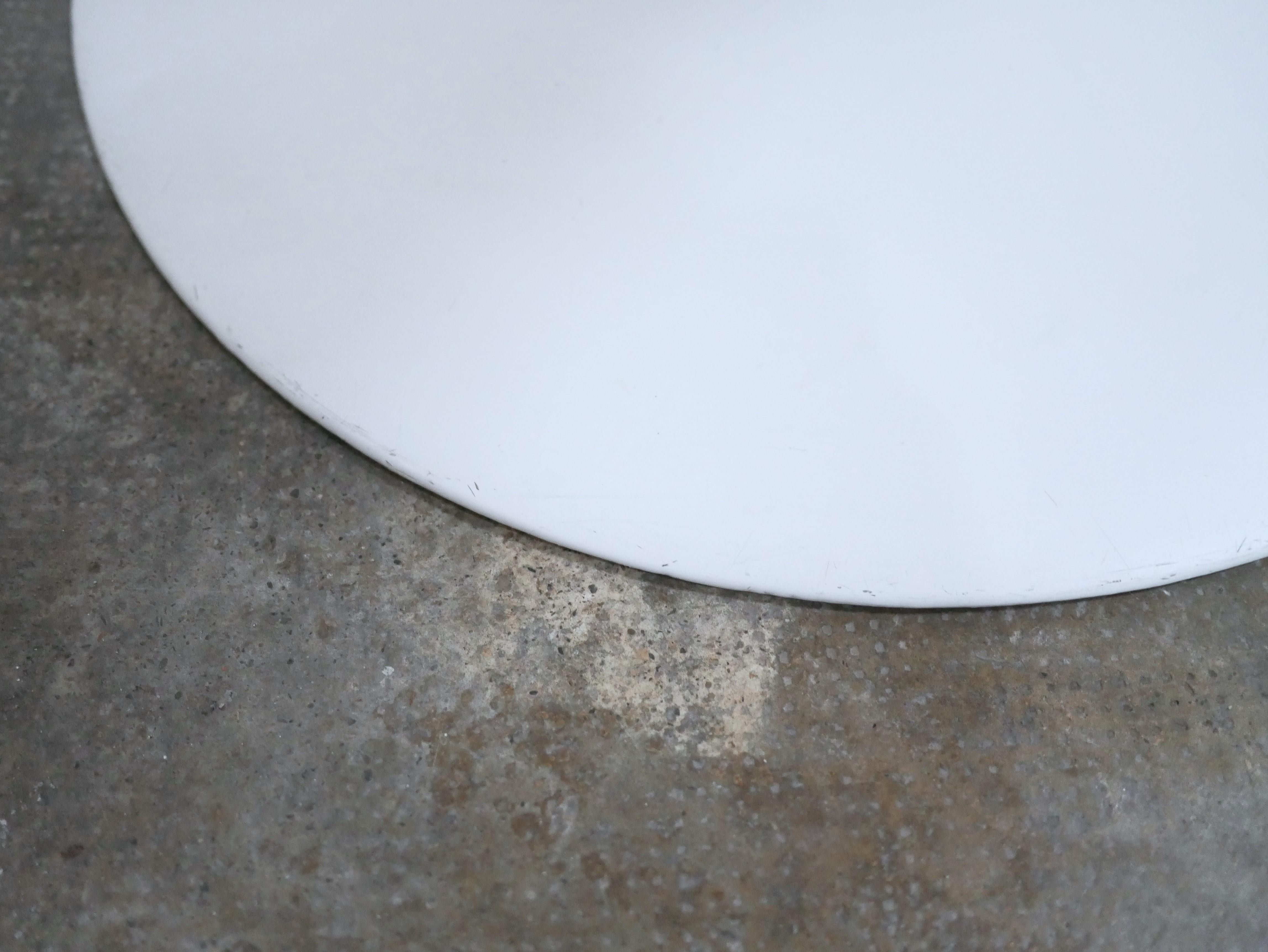Round tulip table in marble by E. Saarinen for Knoll International editions For Sale 1