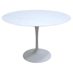 Mesa tulipán redonda de mármol de E. Saarinen para Knoll International editions