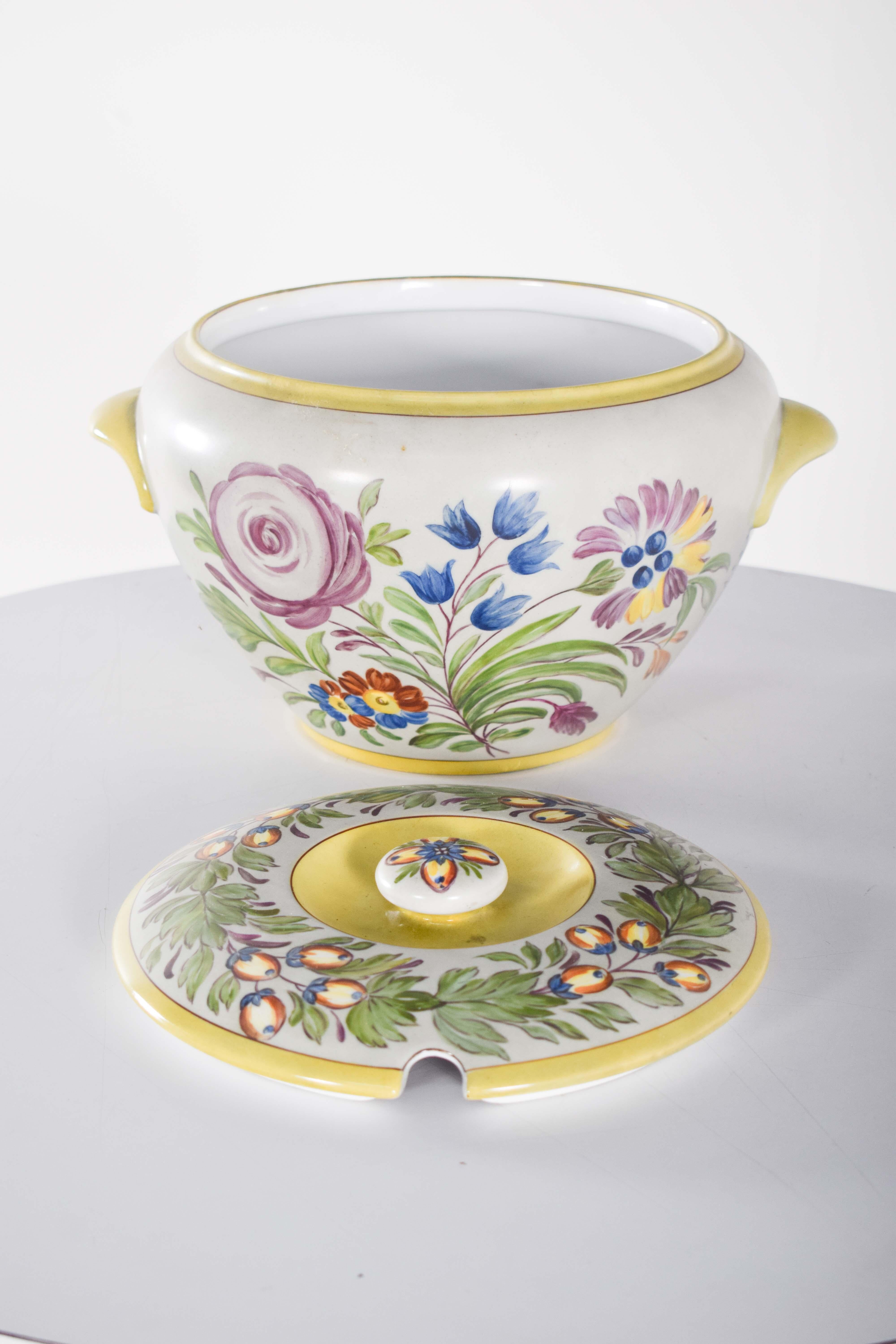 Sopera redonda de loza Royal Copenhagen en venta 3